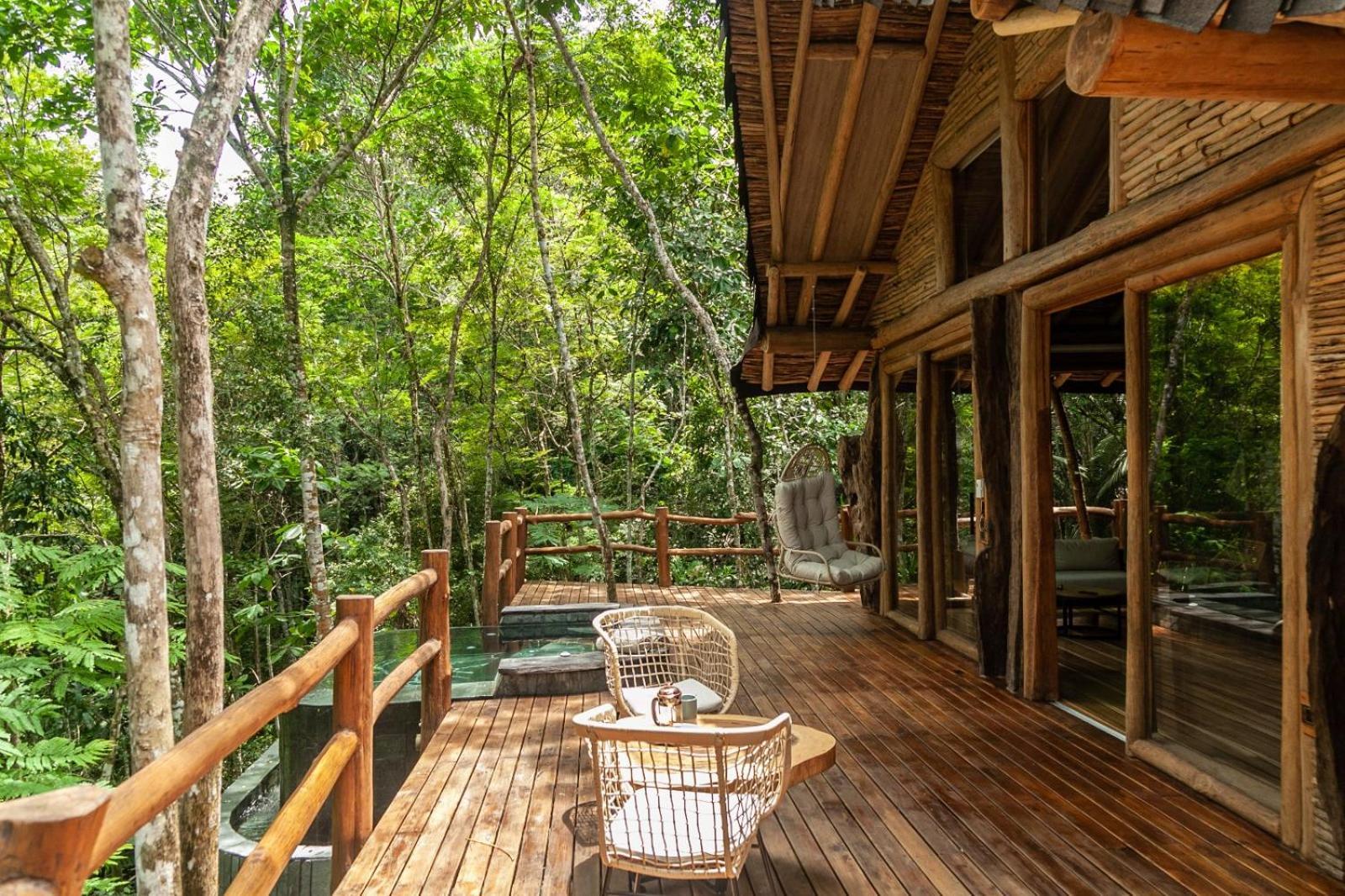 Habitación con cama extragrande y bañera de hidromasaje