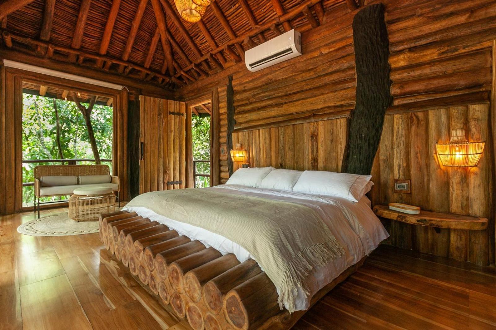 Habitación con cama grande y bañera de hidromasaje