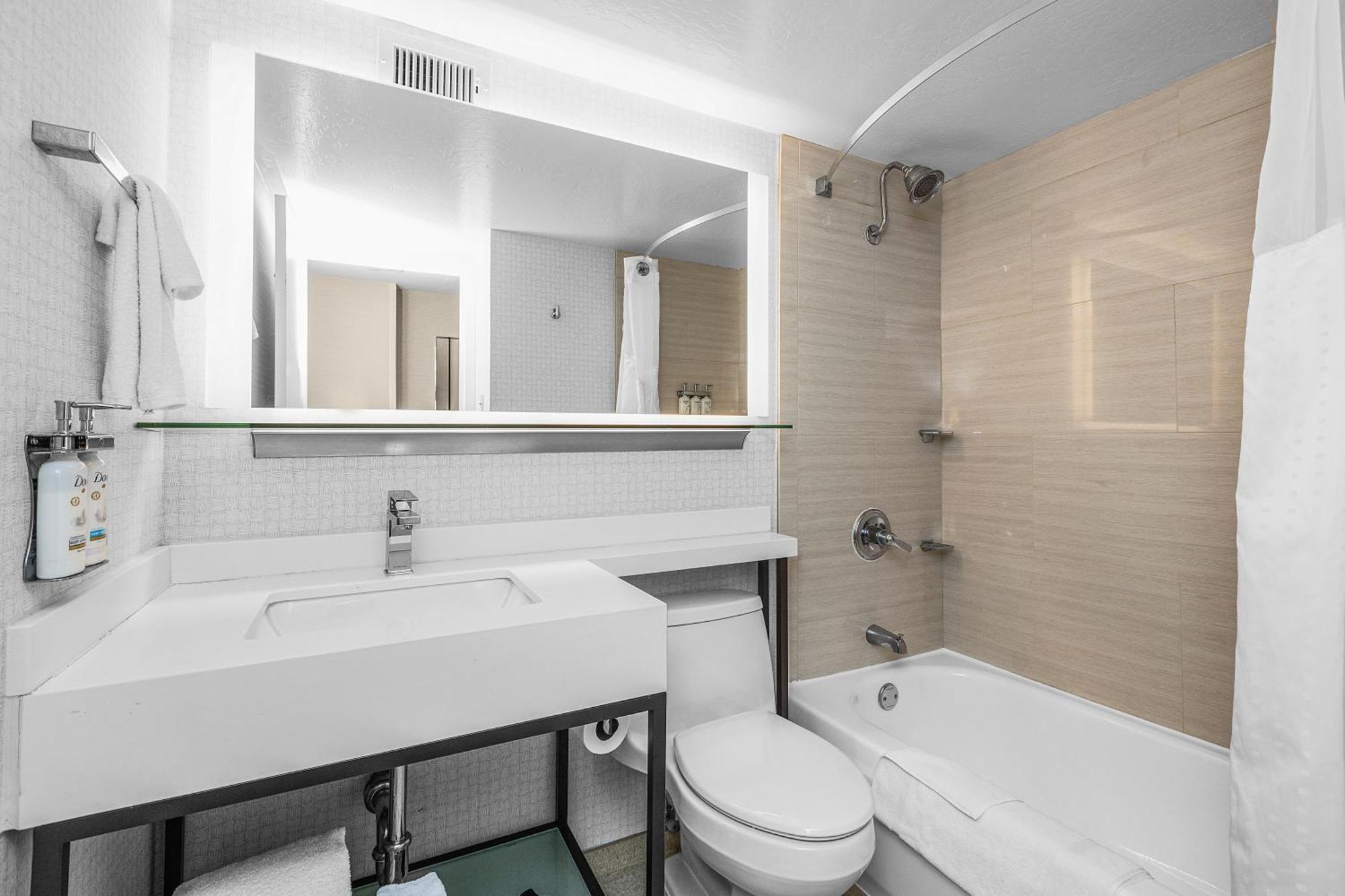 Chambre Lit King-Size Standard avec Baignoire Accessible aux Personnes à Mobilité Réduite