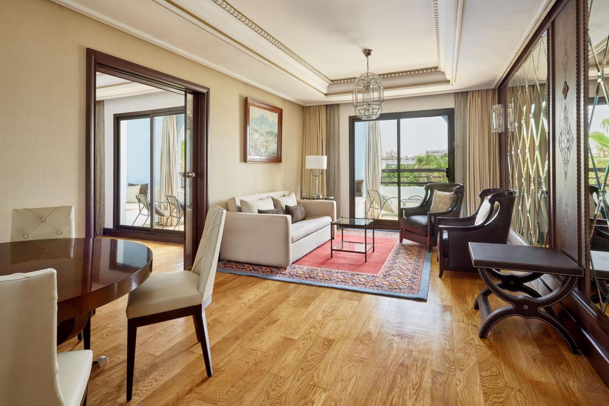 Suite Exécutive avec 1 Lit King-Size et Canapé-Lit - Vue sur Jardin et Piscine
