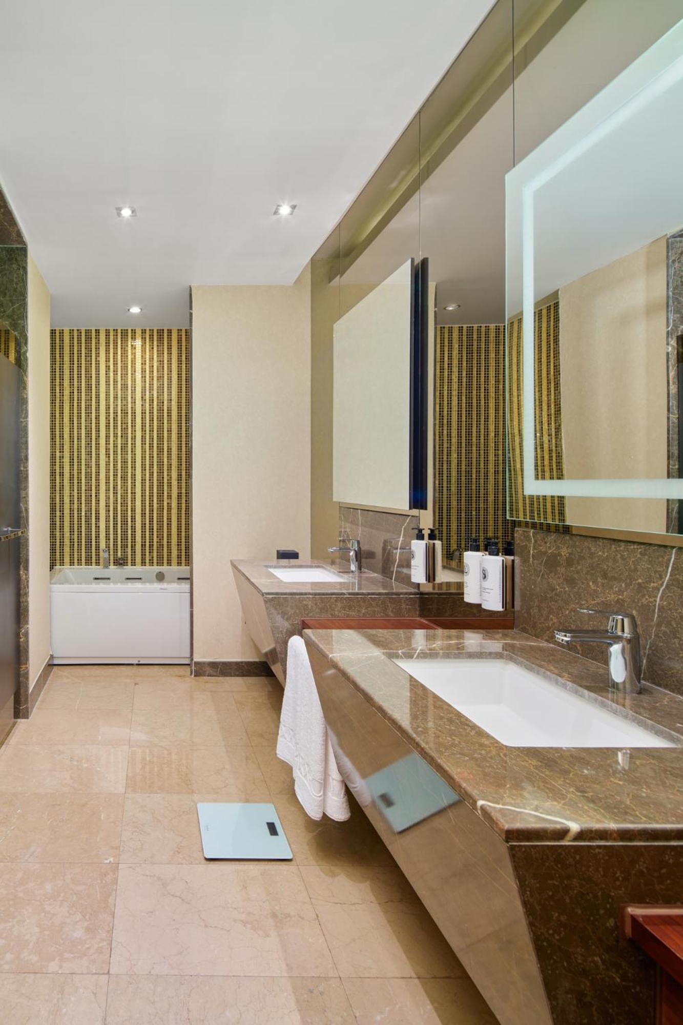 Family Suite Land