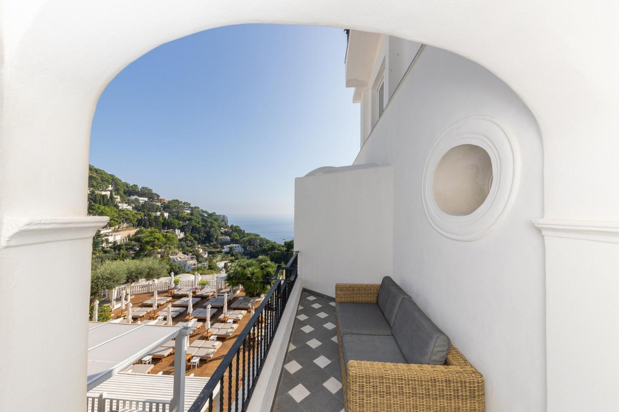 Quarto com Cama de Casal ou 2 de Solteiro e Vista Parcial do Mar