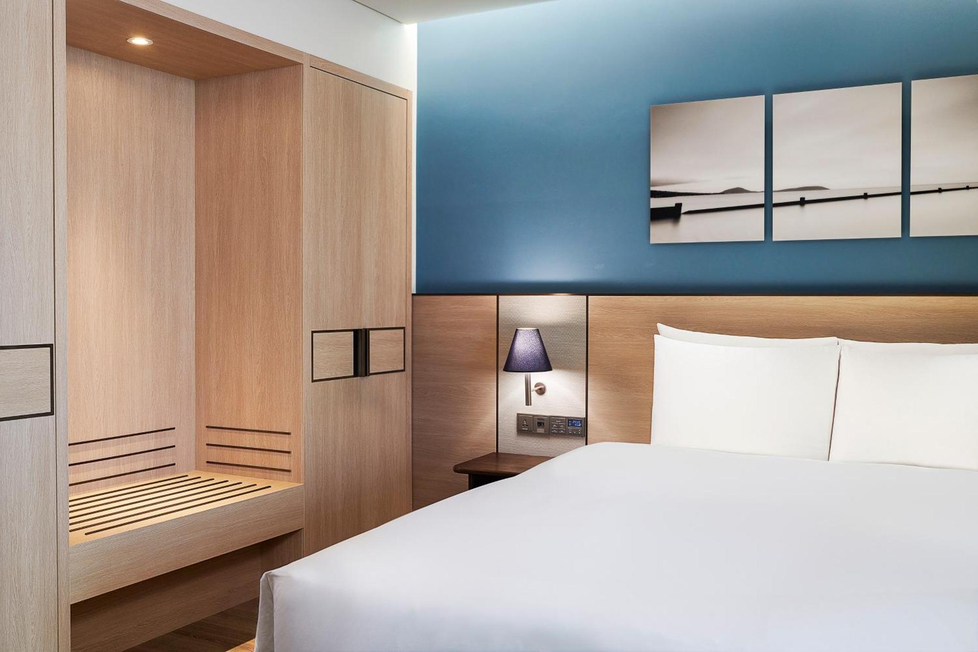 Quarto Duplo com Cama King-size e Vista do Mar