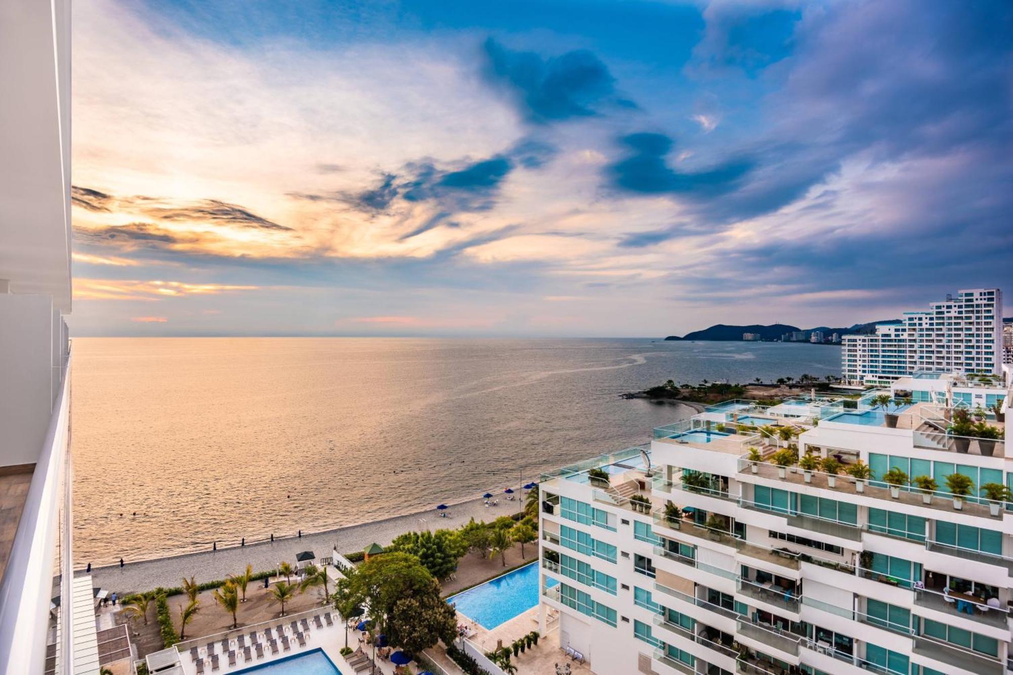 Suite Junior con 1 cama extragrande, sofá cama, balcón y vistas parciales al mar