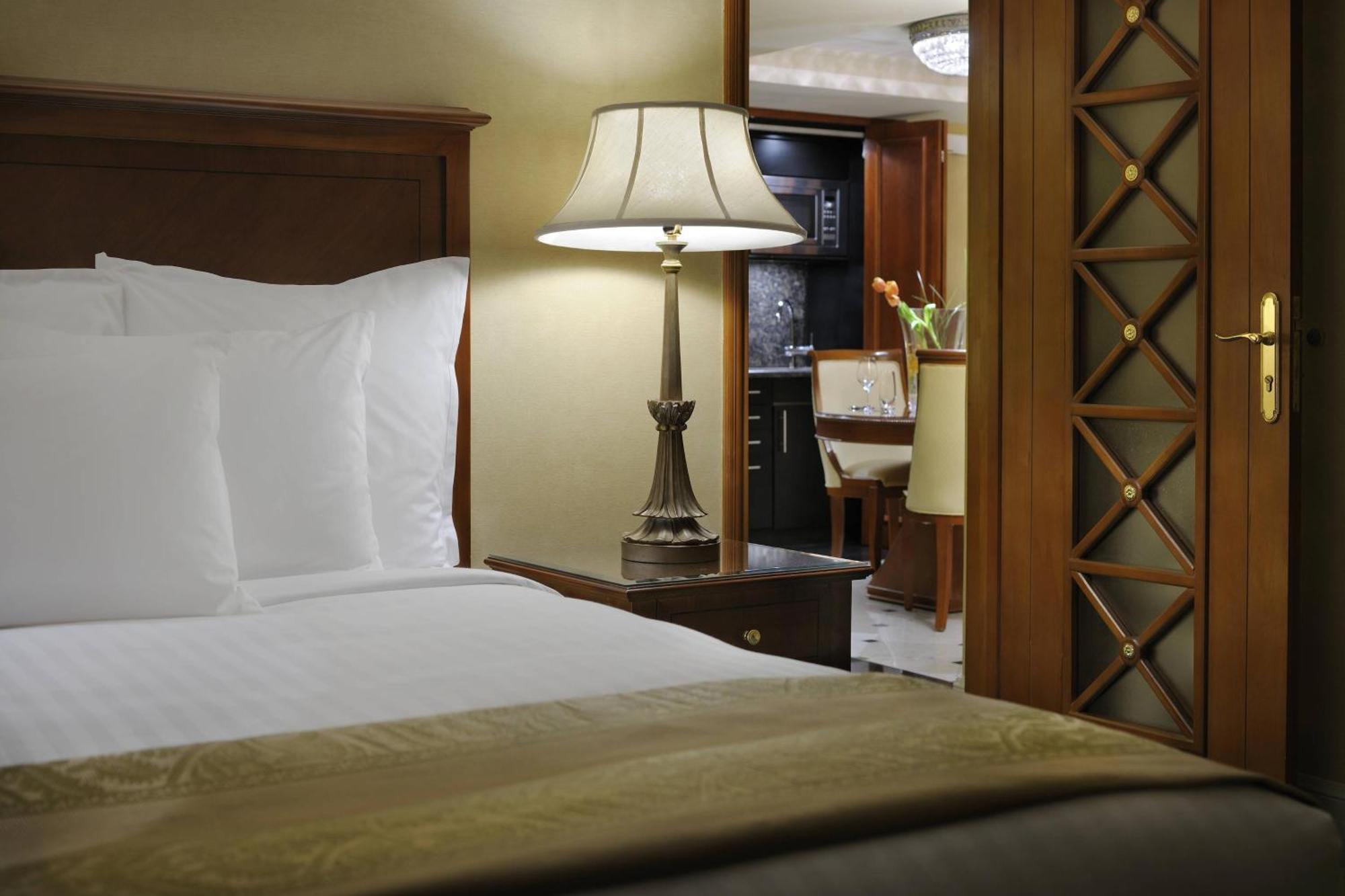 Suite Diplomatic con balcón y cama extragrande