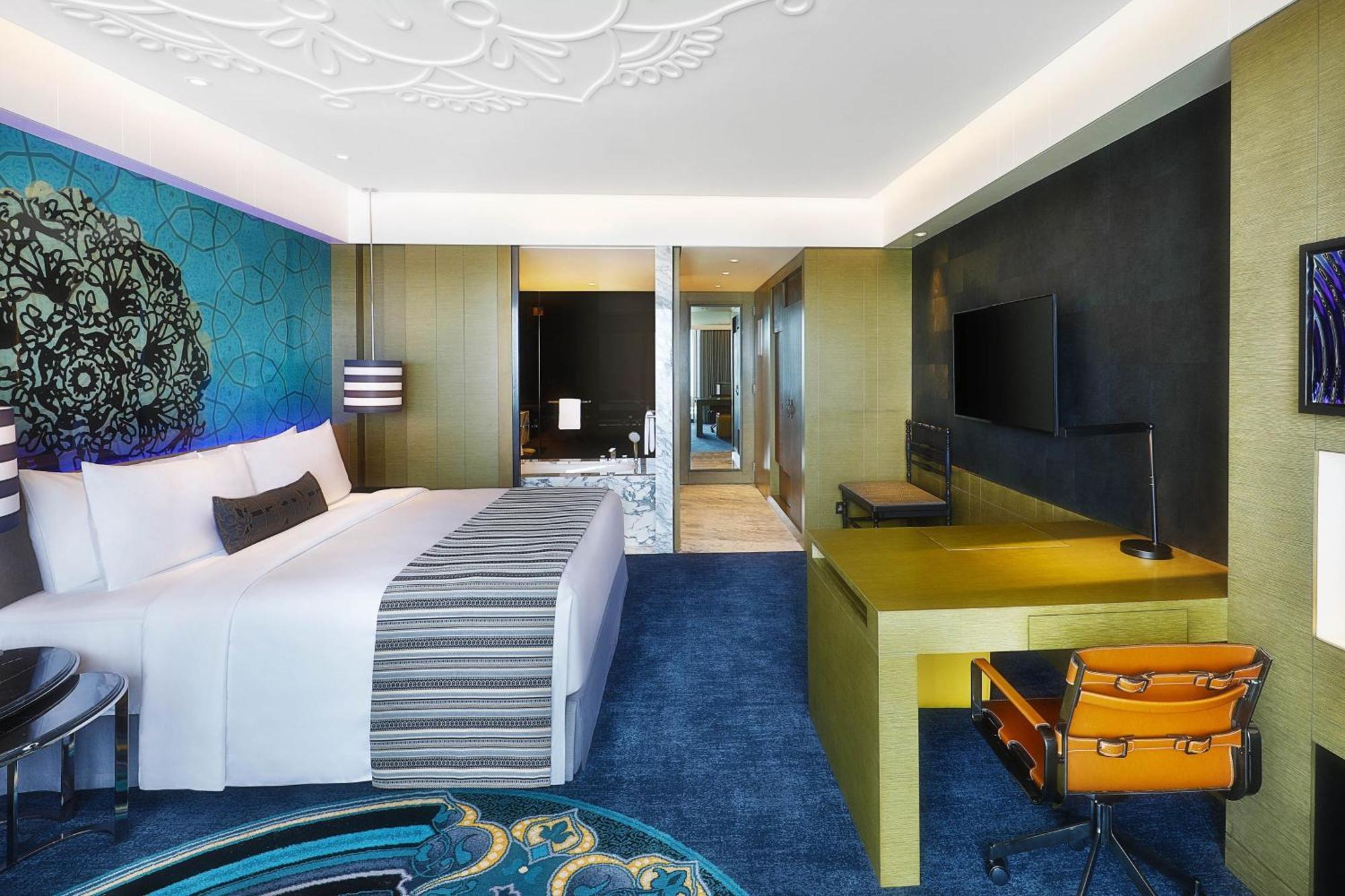 Spectacular Room 1 King Garden view Pool Access Balcony