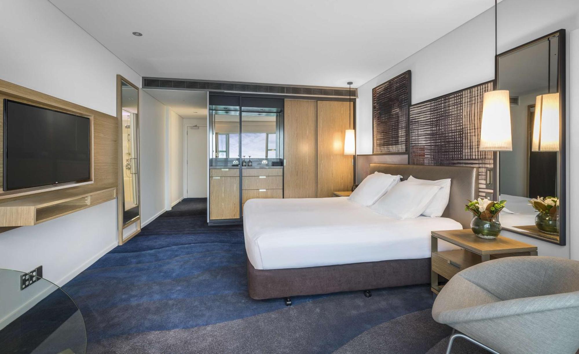 Deluxe Zimmer mit Kingsize-Bett und Hafenblick