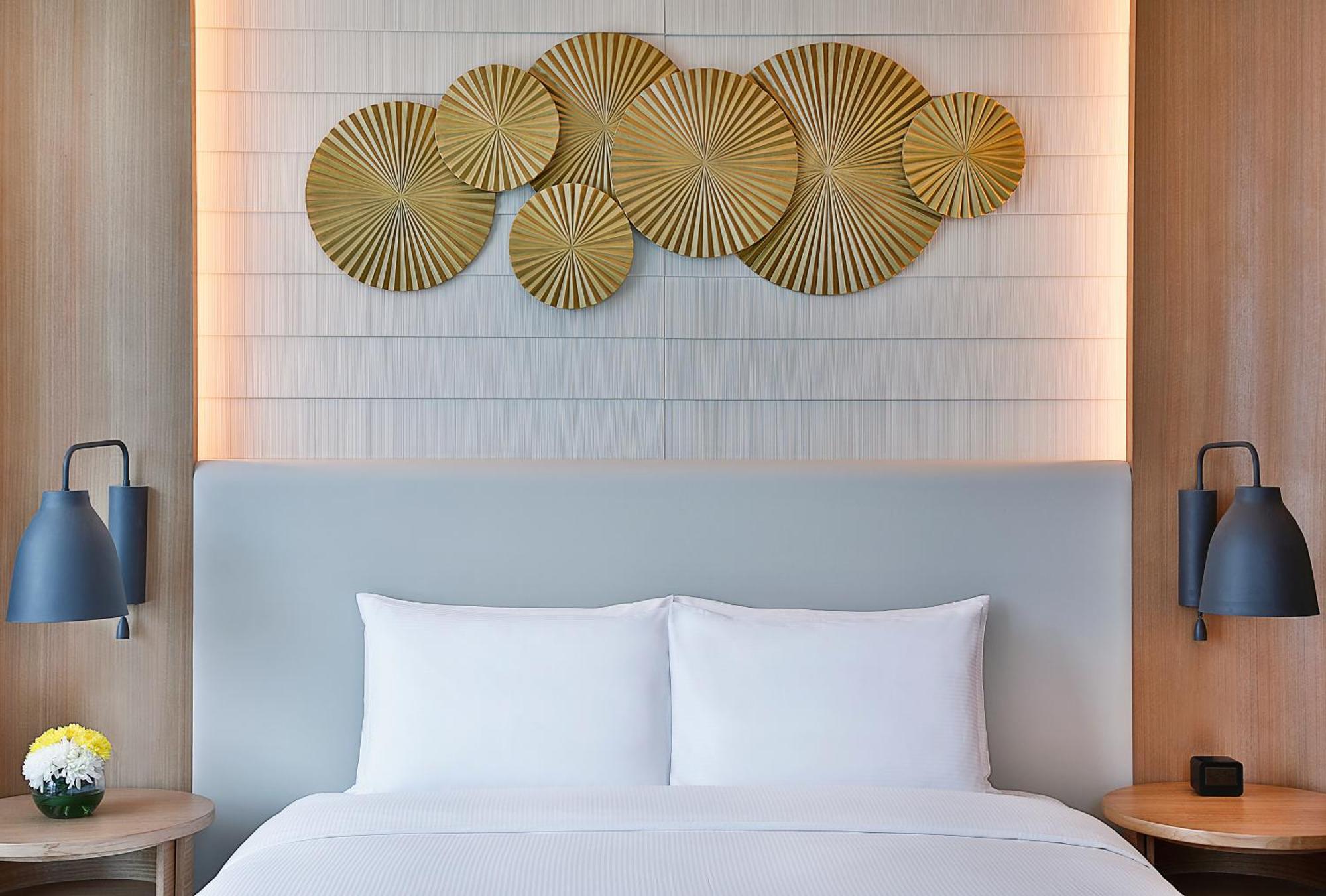Quarto premier de canto com cama king-size e vista do Burj Khalifa