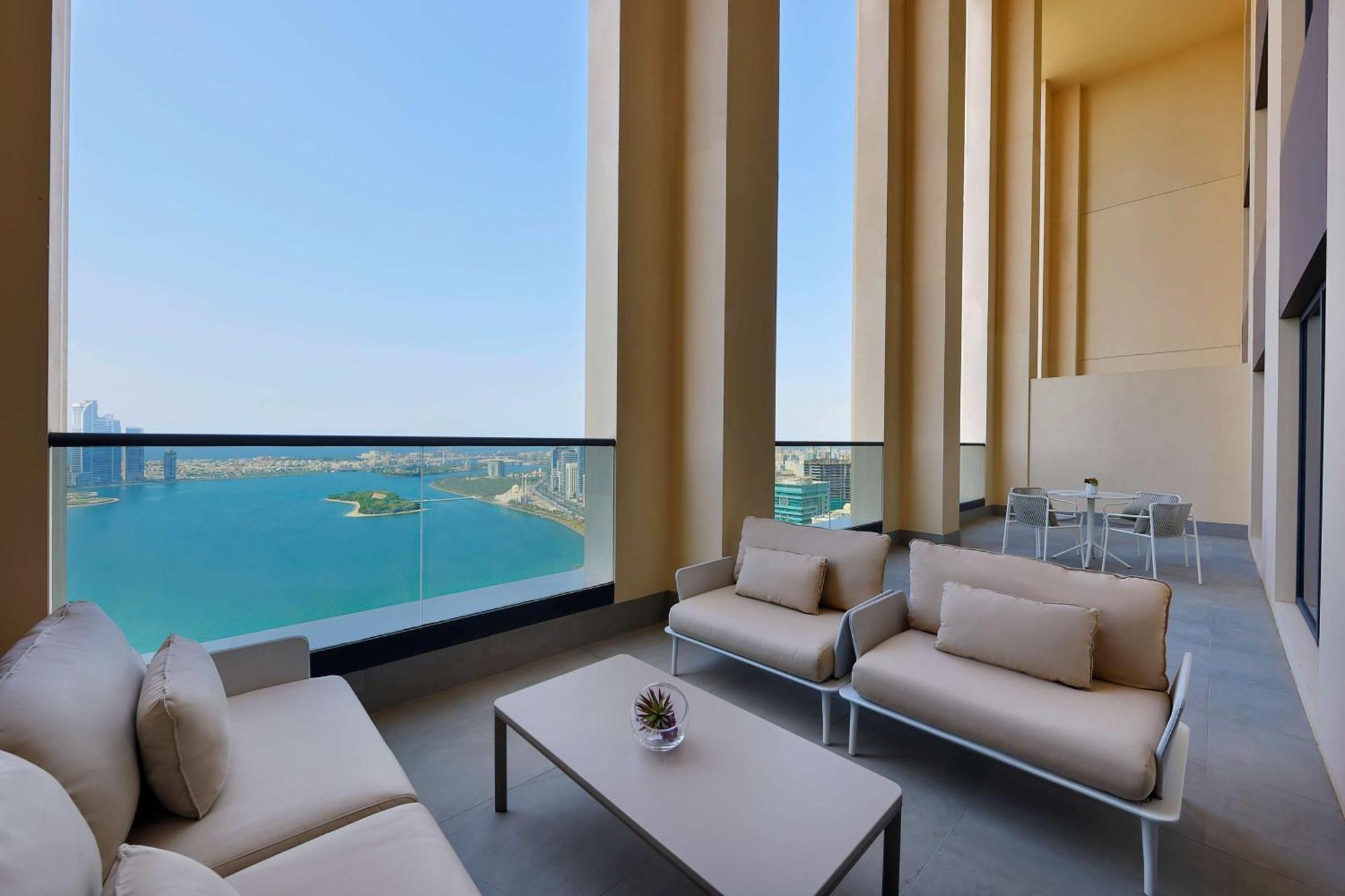 One-Bedroom King Apartment Waterfront Balcony,1548801280:JPEG