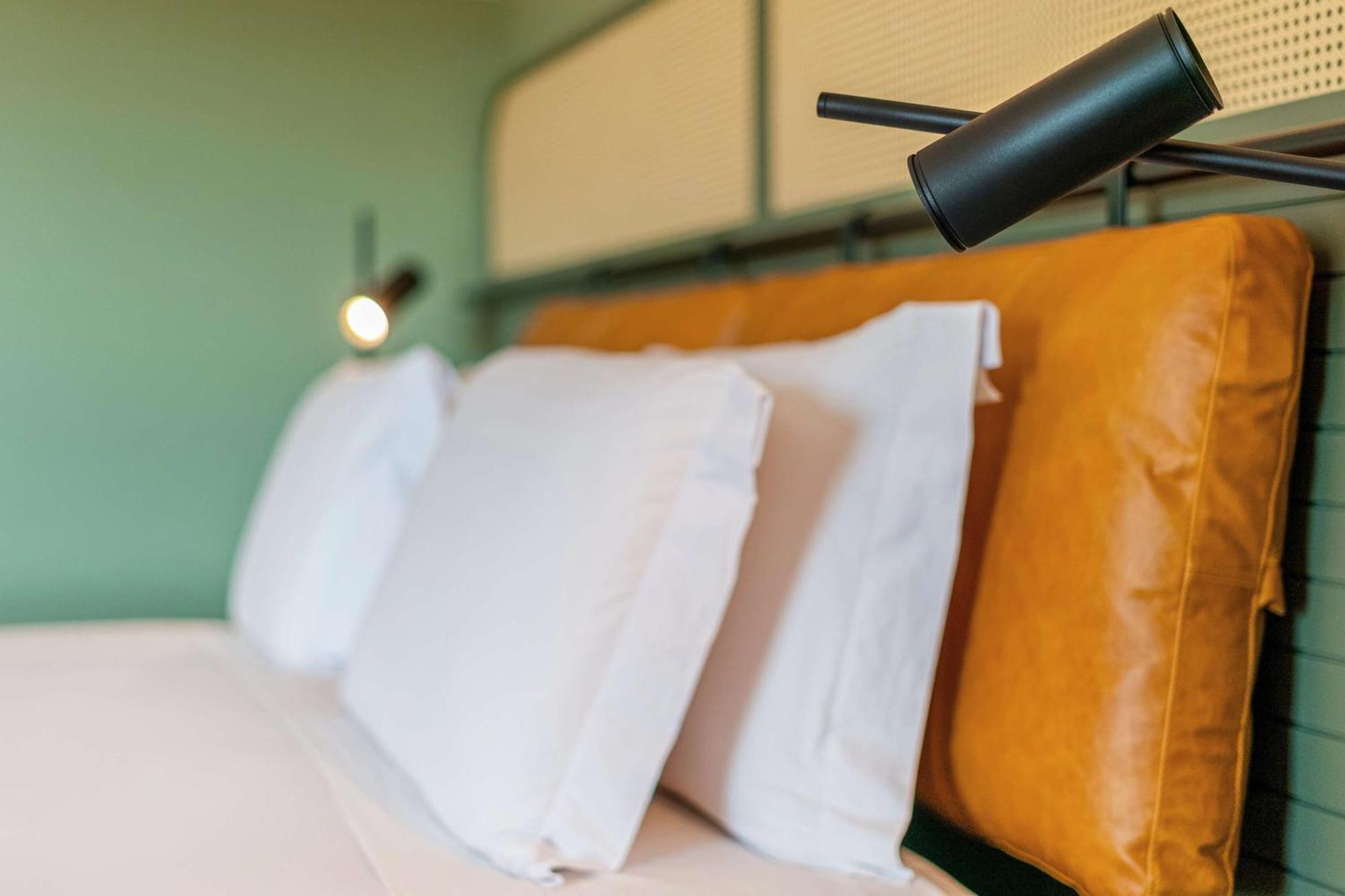 Quarto Superior com cama King-size e chuveiro acessível a cadeirantes - Acessível para hóspedes com mobilidade reduzida/deficiência auditiva
