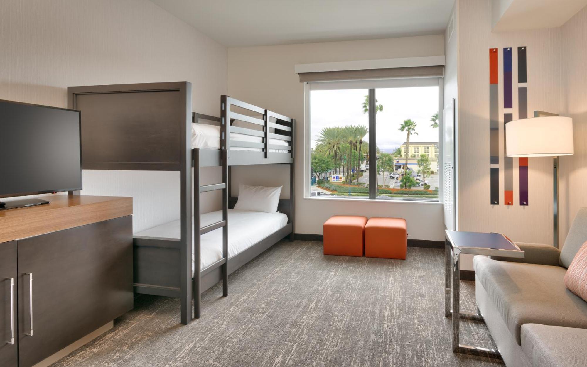 One-Bedroom King Suite Bunk Bed,1548819205:JPEG