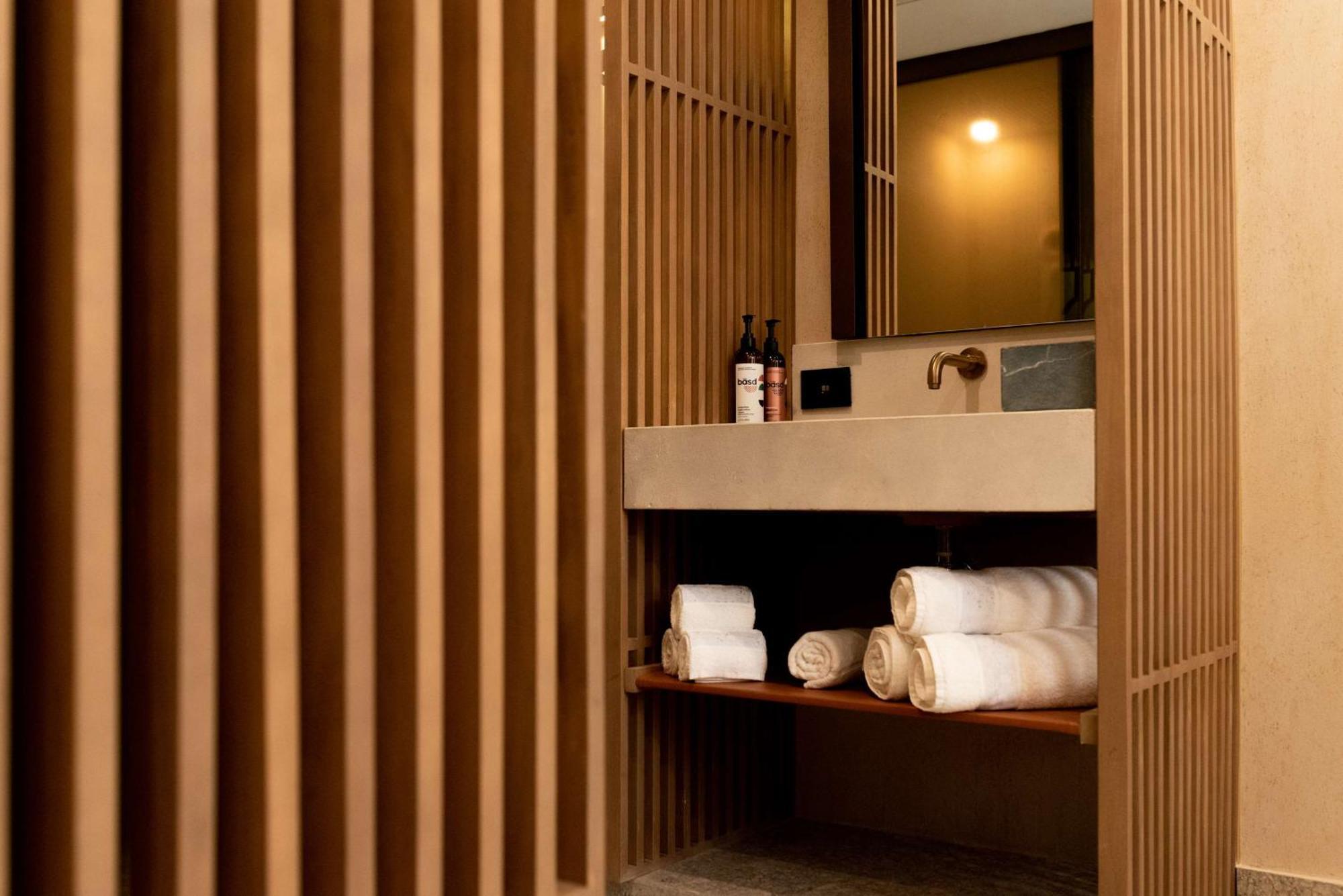 Habitación con cama grande