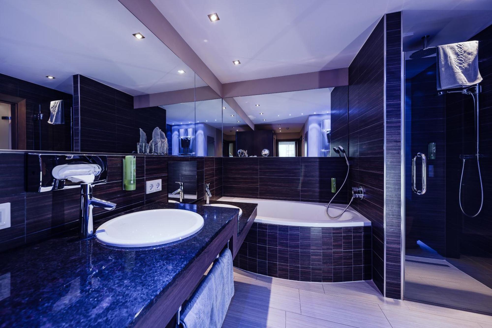 Deluxe Family Suite with 2 Bedrooms and Mountain View