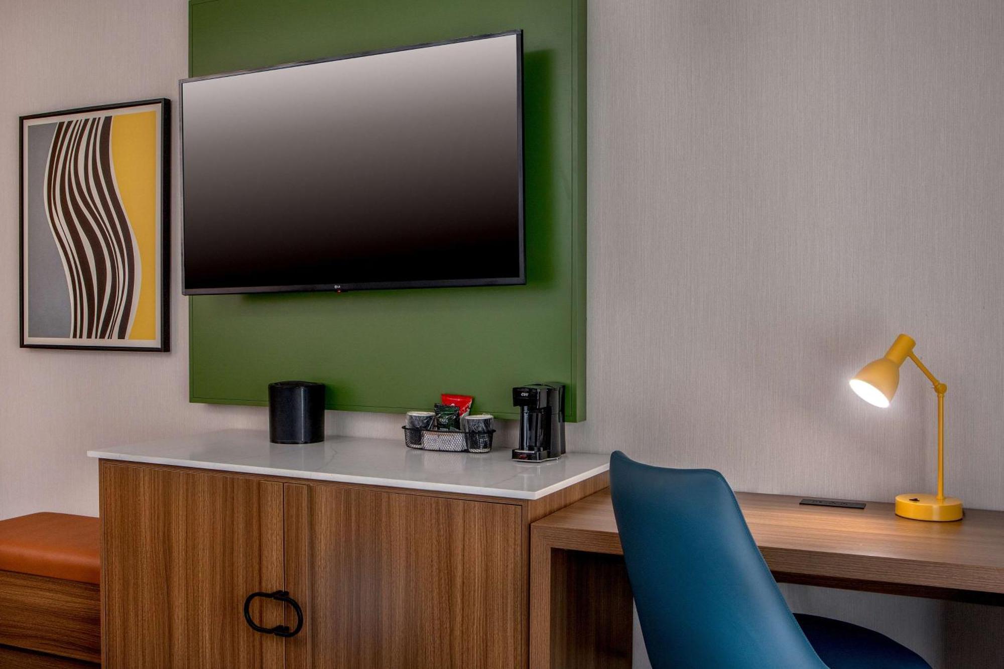 One Bedroom Suite King - Mobility/Hearing Accessible - Tub