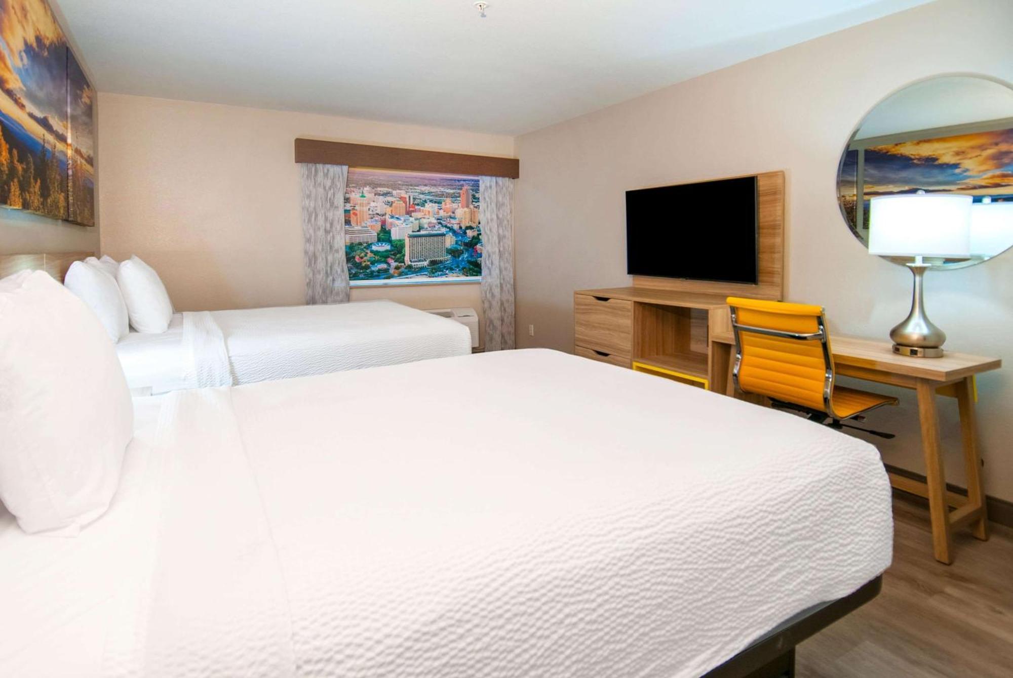 Queen Suite with Two Queen Beds - Non-Smoking