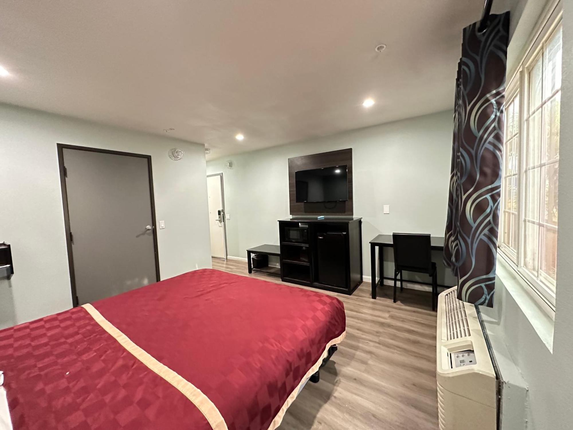 King Room Bath Tub Mobility or Hearing Accessible Non-Smoking