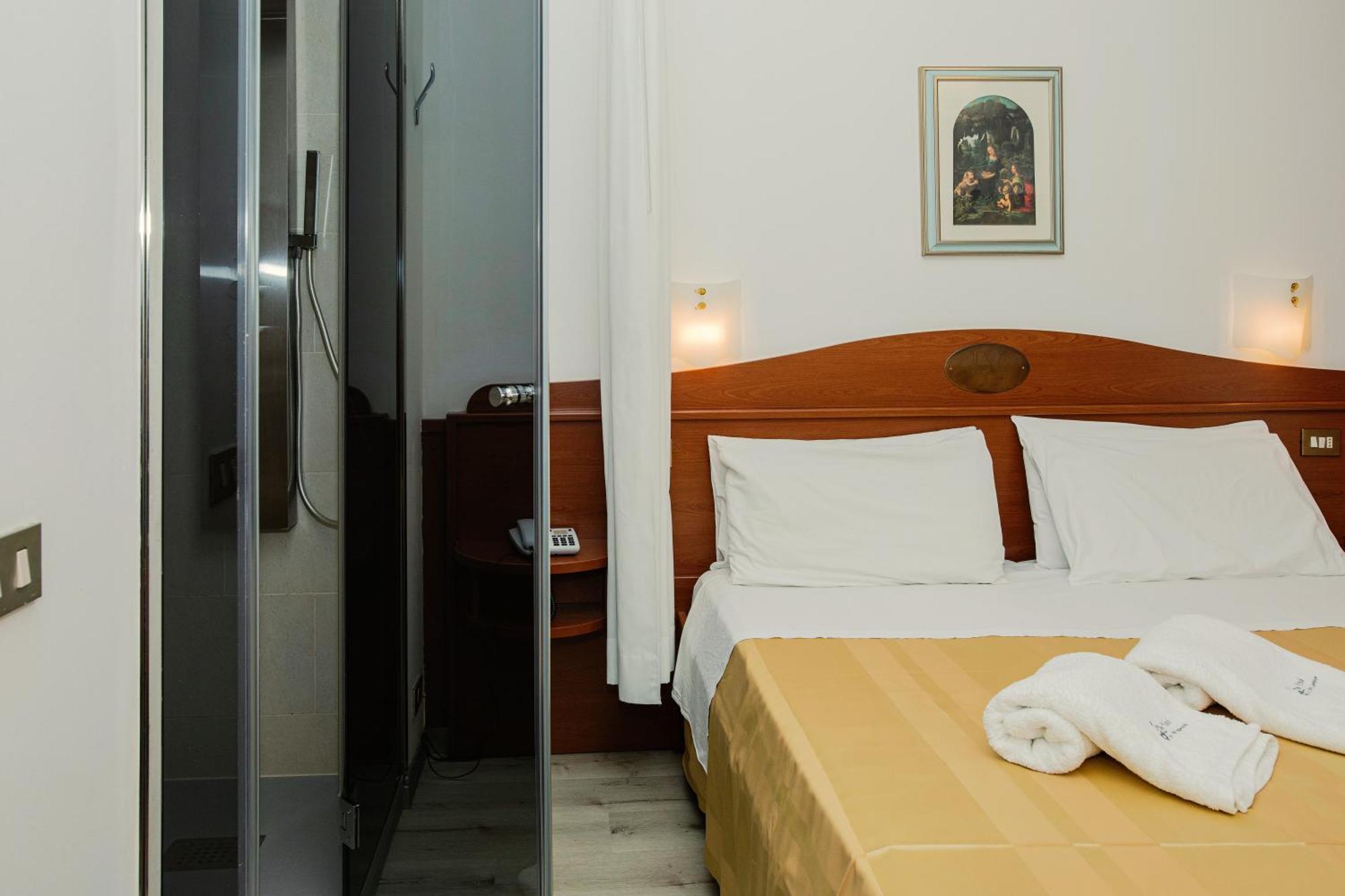 Deluxe Double Room Shower,1521534412:JPEG