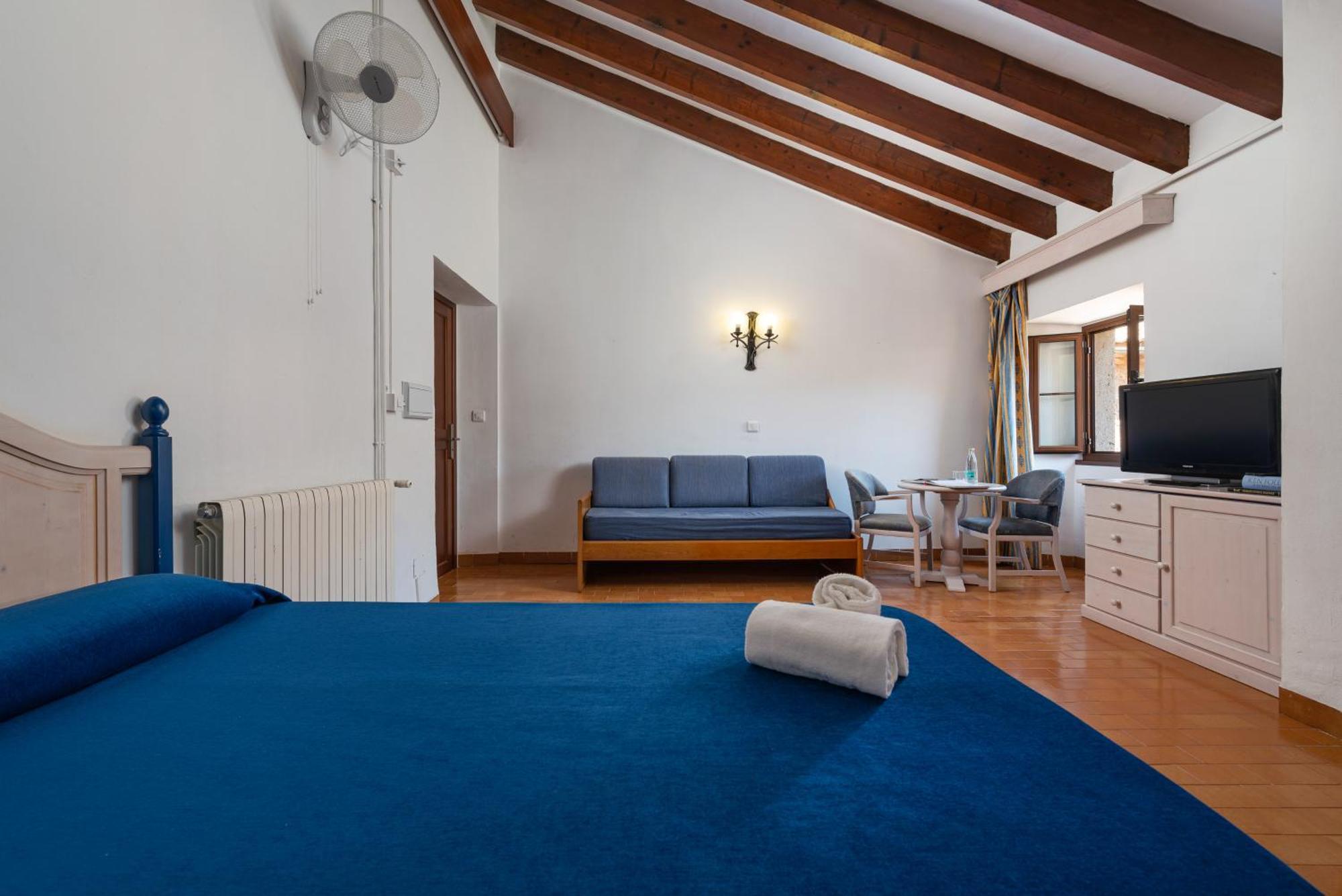 Standaardkamer met 2 eenpersoonsbedden en een bank