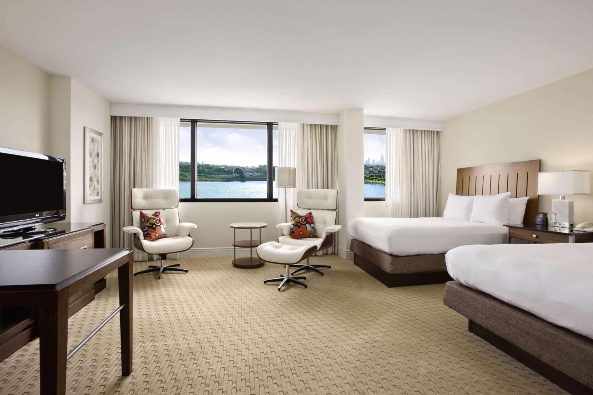 Deluxe Queen Room Lagoon View