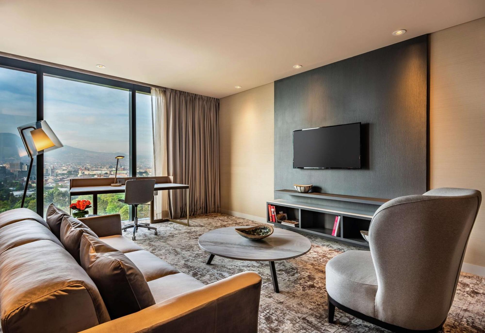 Signature King Suite,1552449748:JPEG