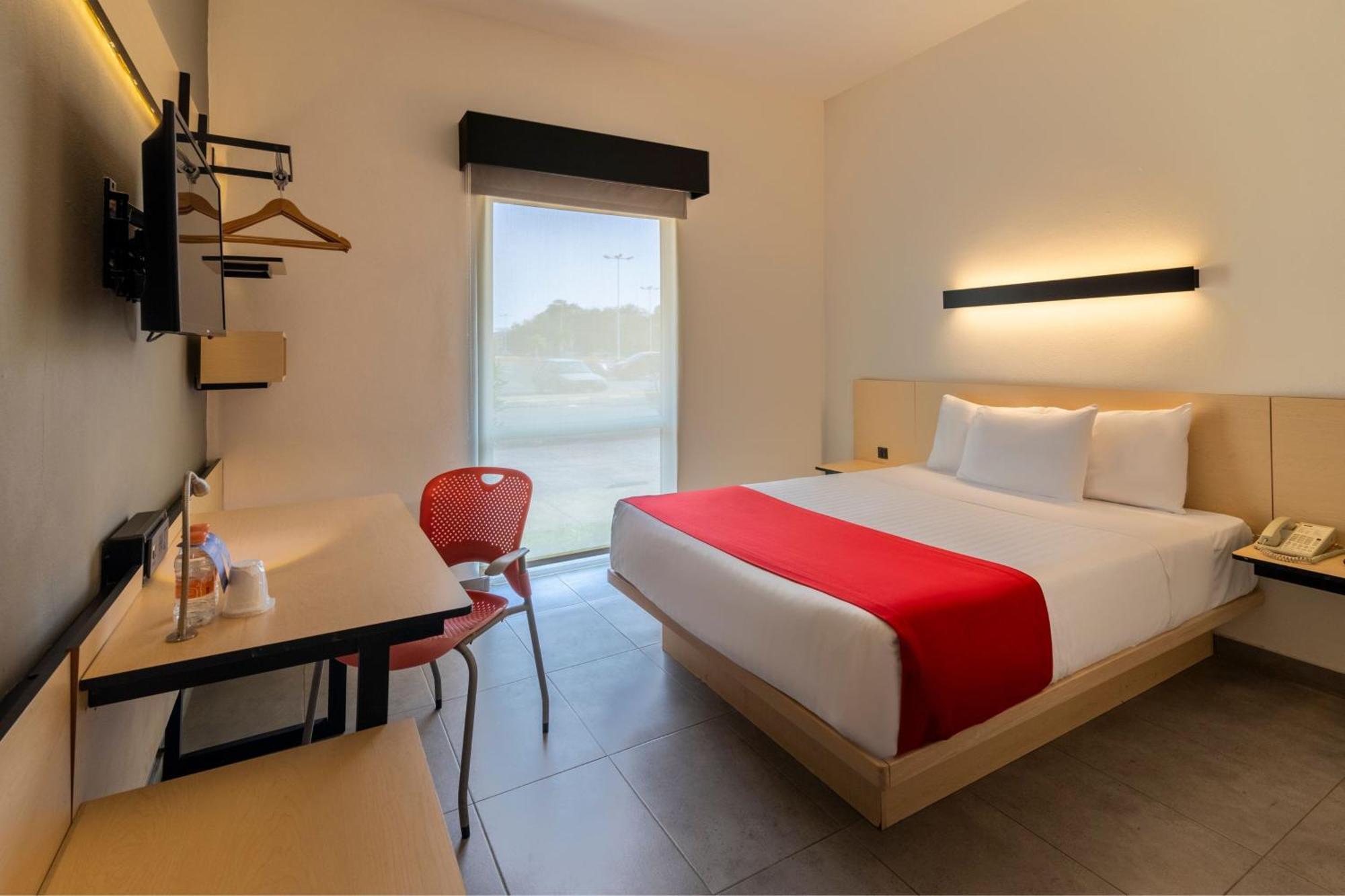 Habitación con cama grande