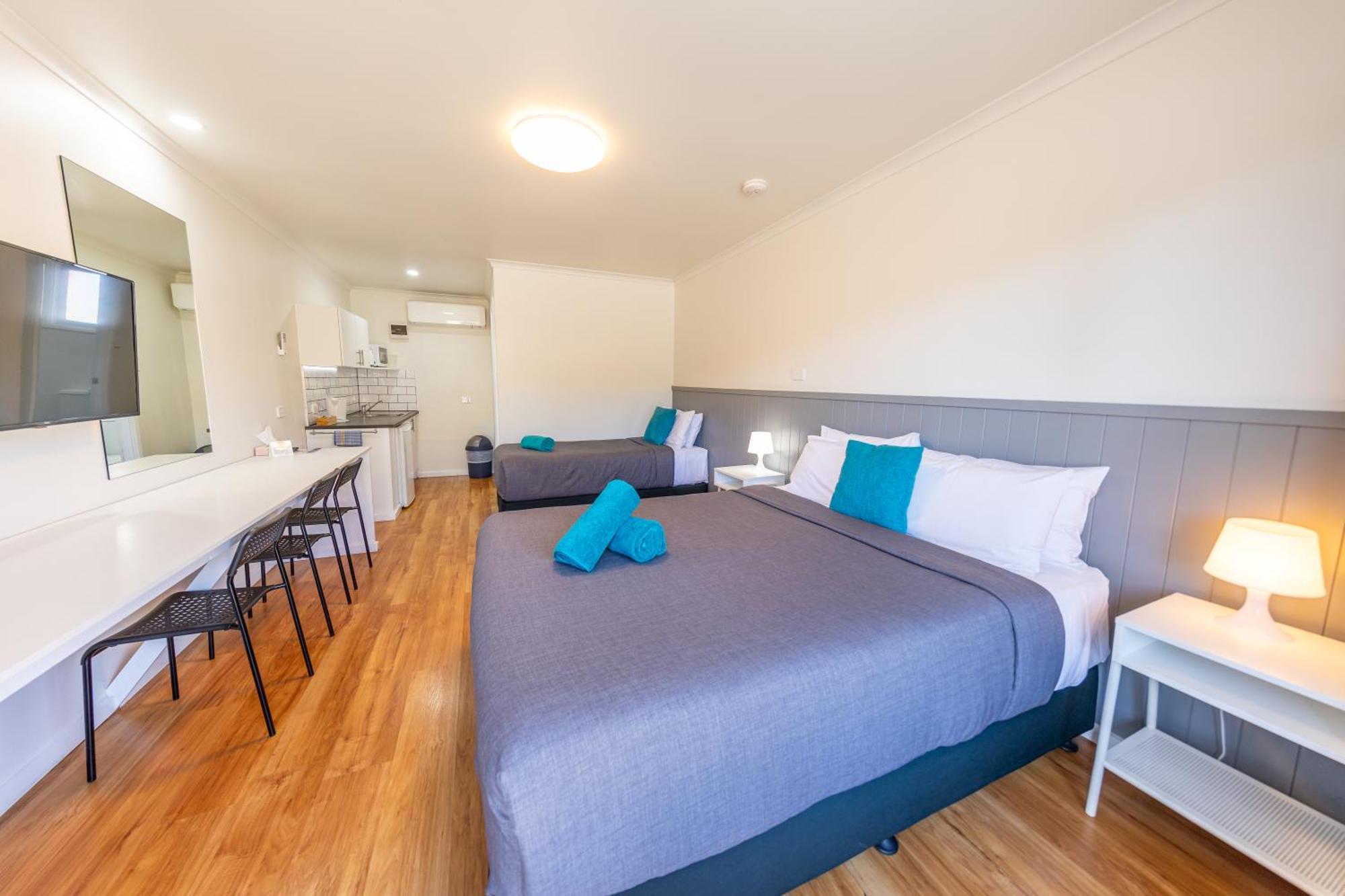 Queen Single Kitchenette