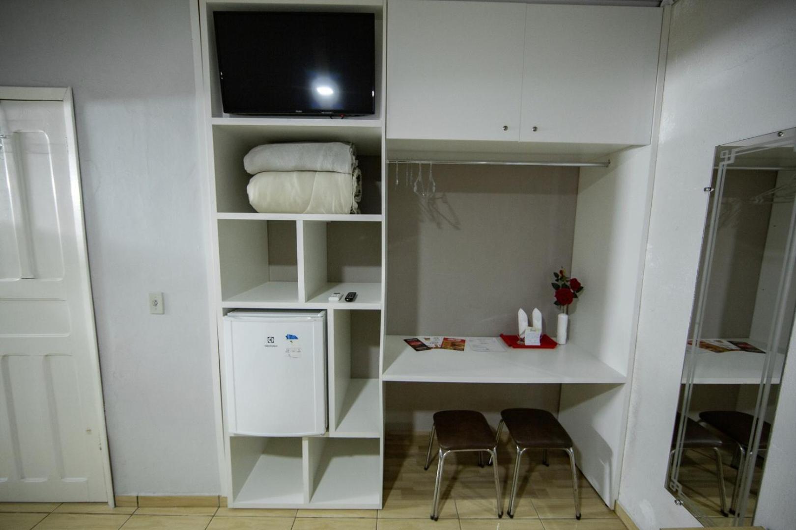 Suíte com Cama Queen-size e Vista da Piscina