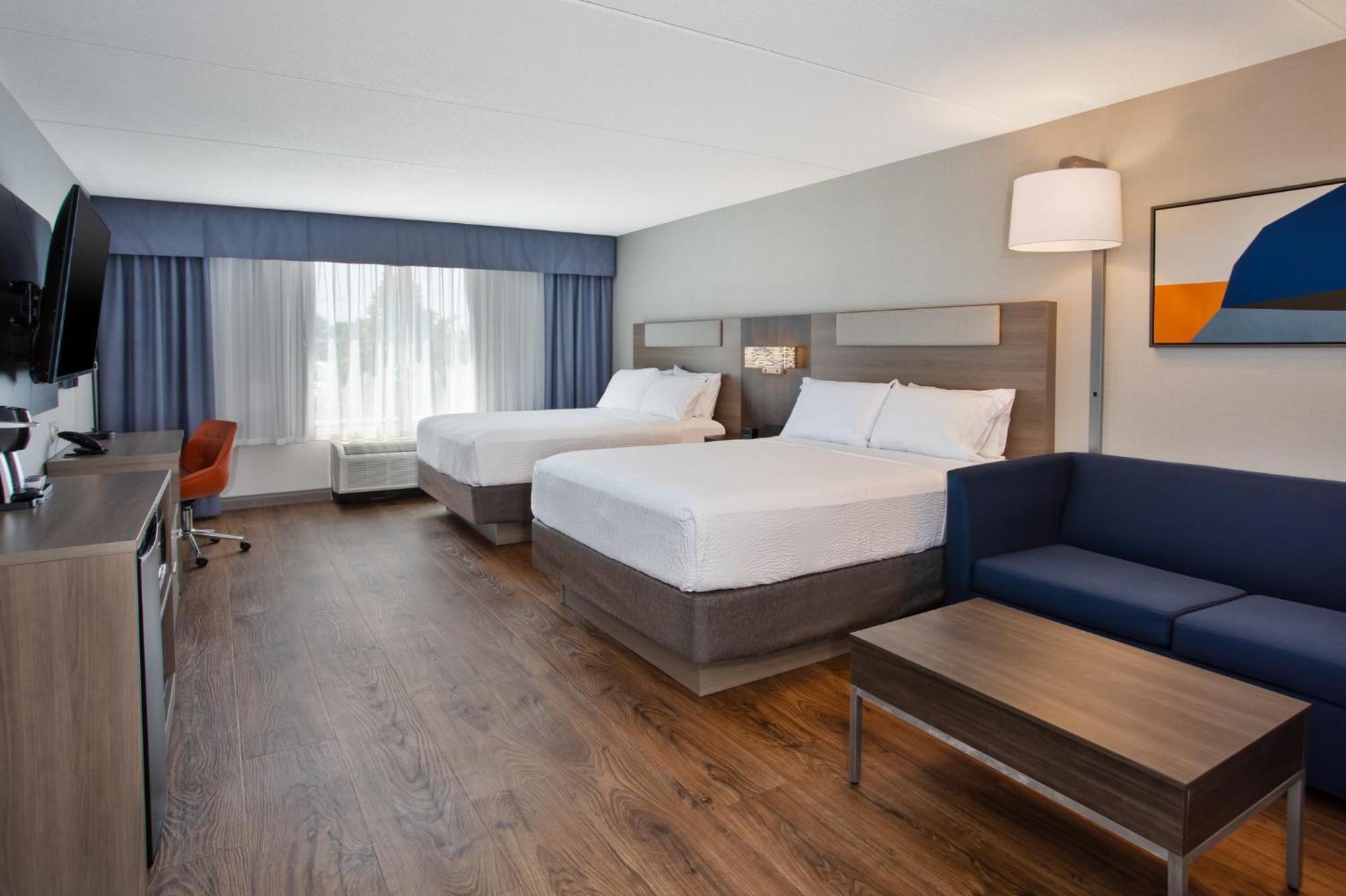 Standard Queen Room Two Queen Beds Roll Shower Mobility Access