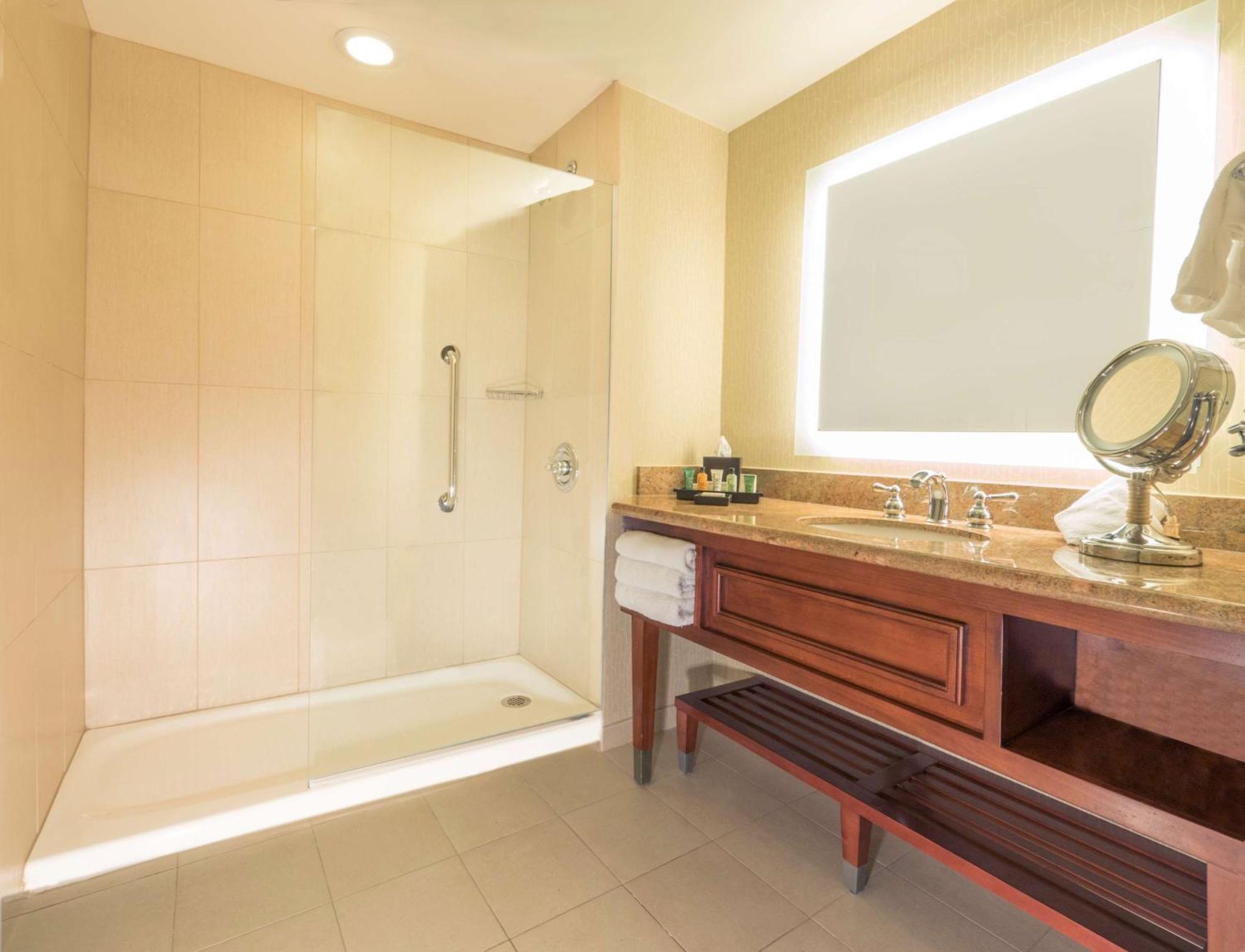 Chambre Lit King-Size avec Balcon et Vue sur la Piscine