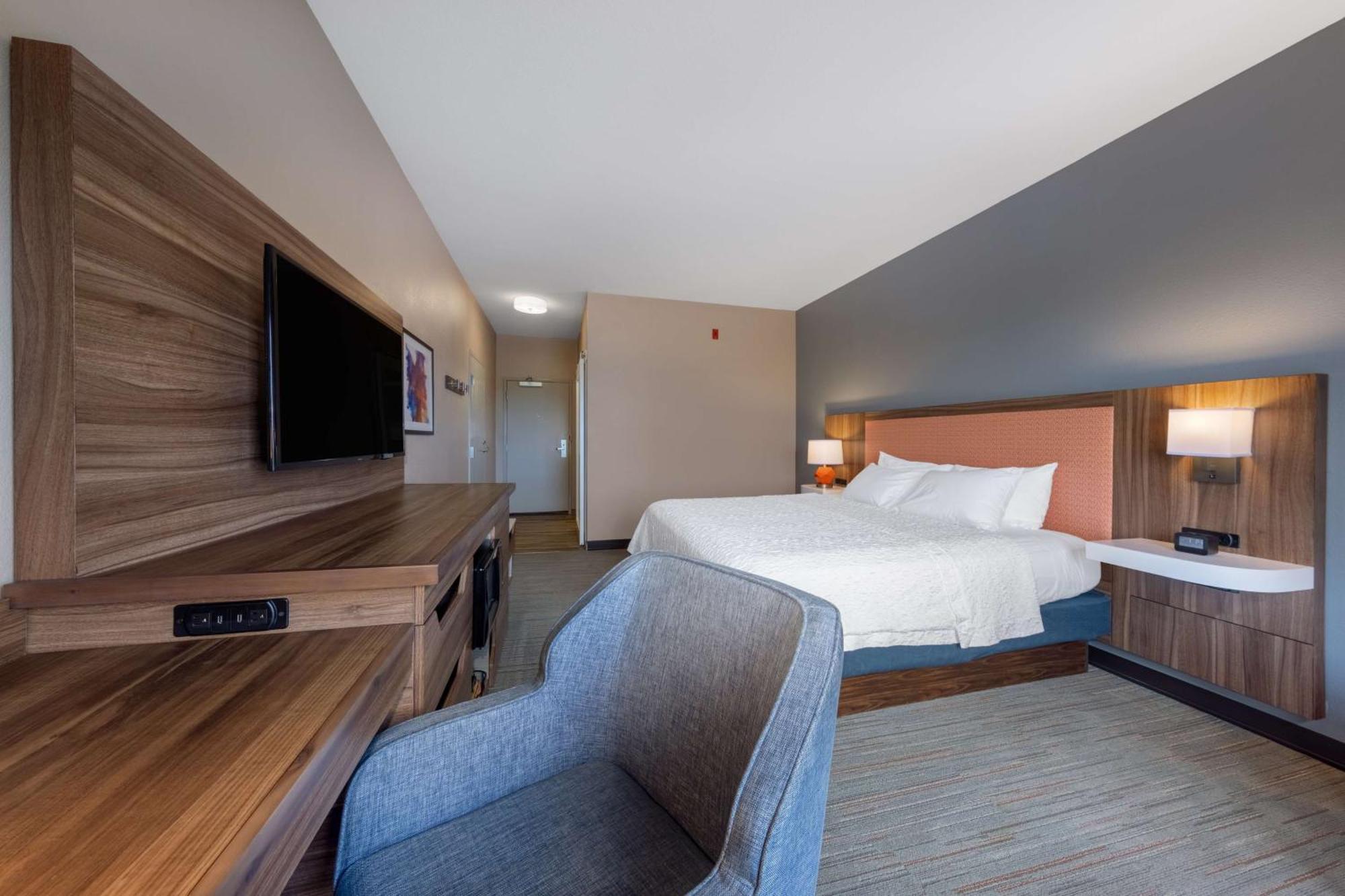 King Room with King Bed - Non-Smoking