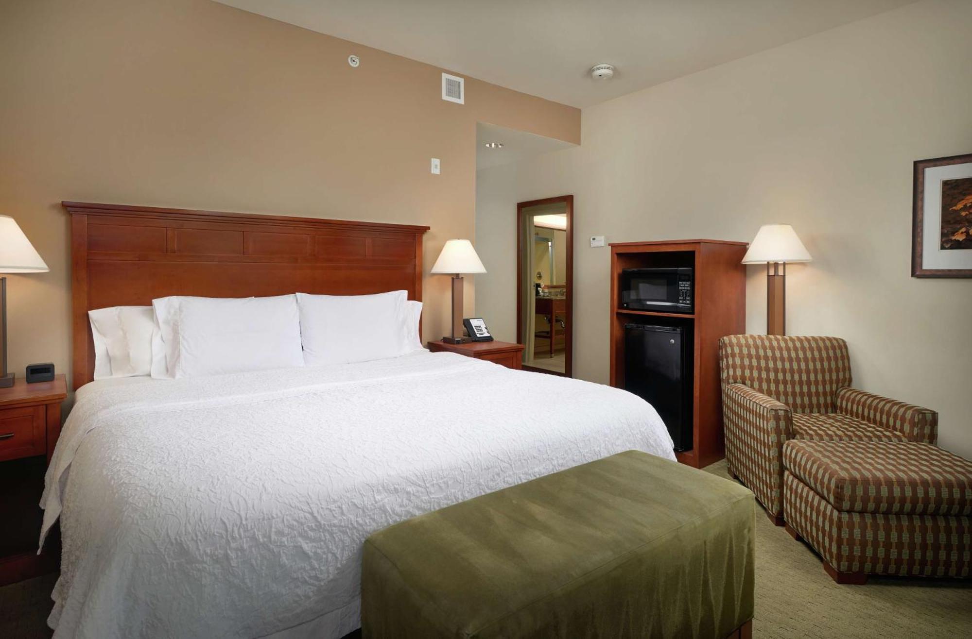 King Room with King Bed - Non-Smoking
