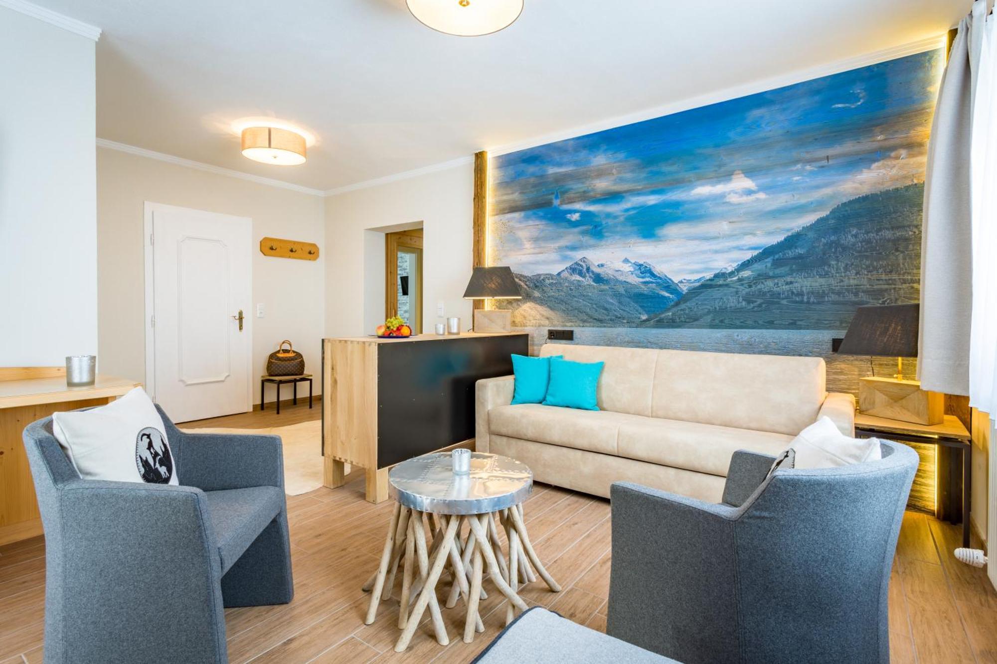 Deluxe Suite,1596883134:JPEG