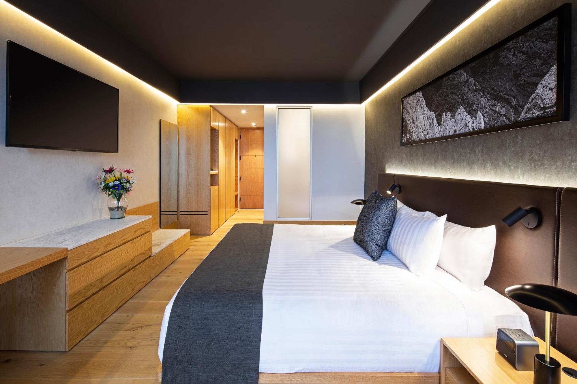 Habitación con cama extragrande y vistas a la montaña