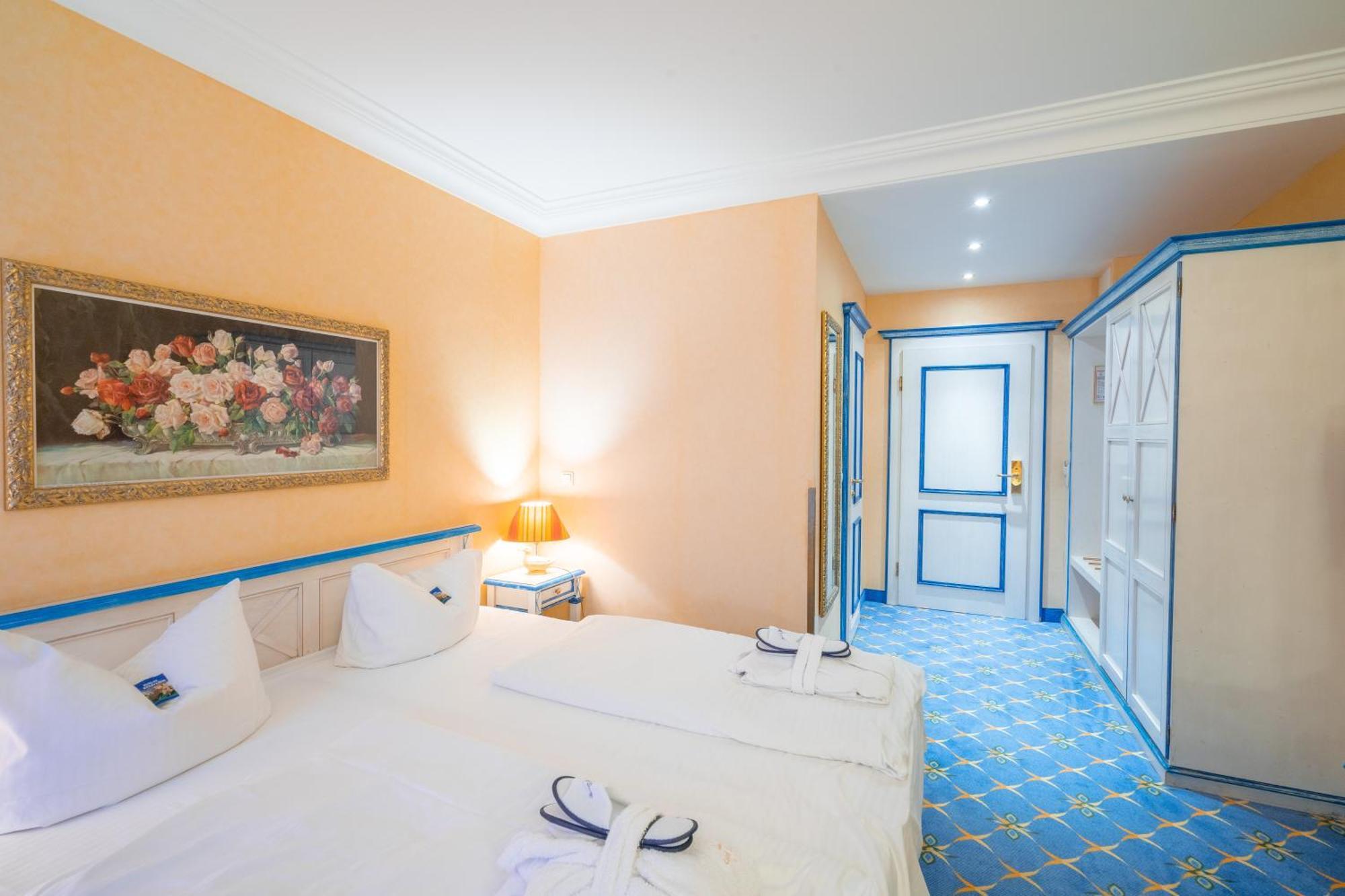 Double Room with Balcony and Partly Seaside View