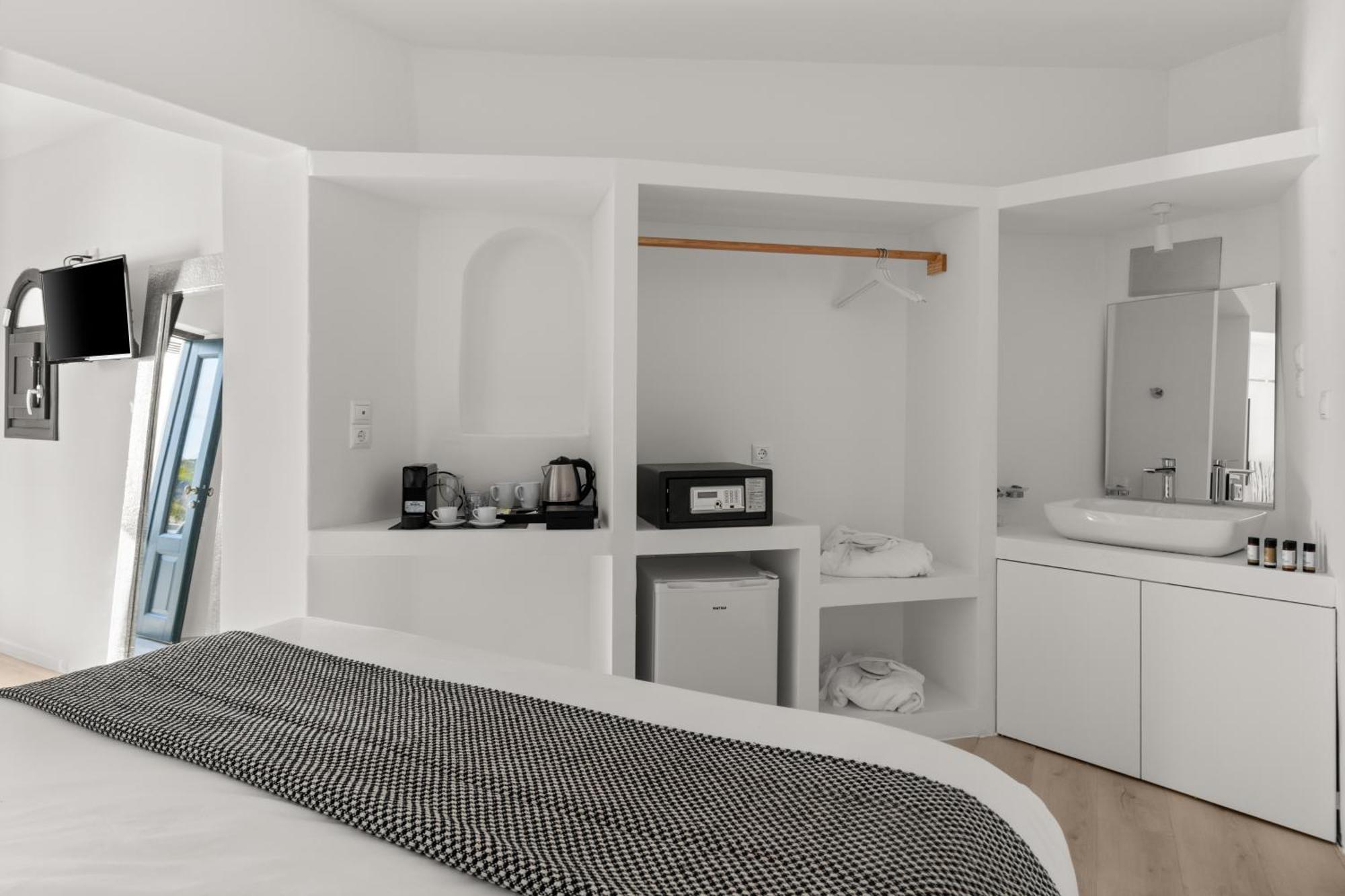 Honeymoon Suite with Outdoor Jetted Tub and Caldera View