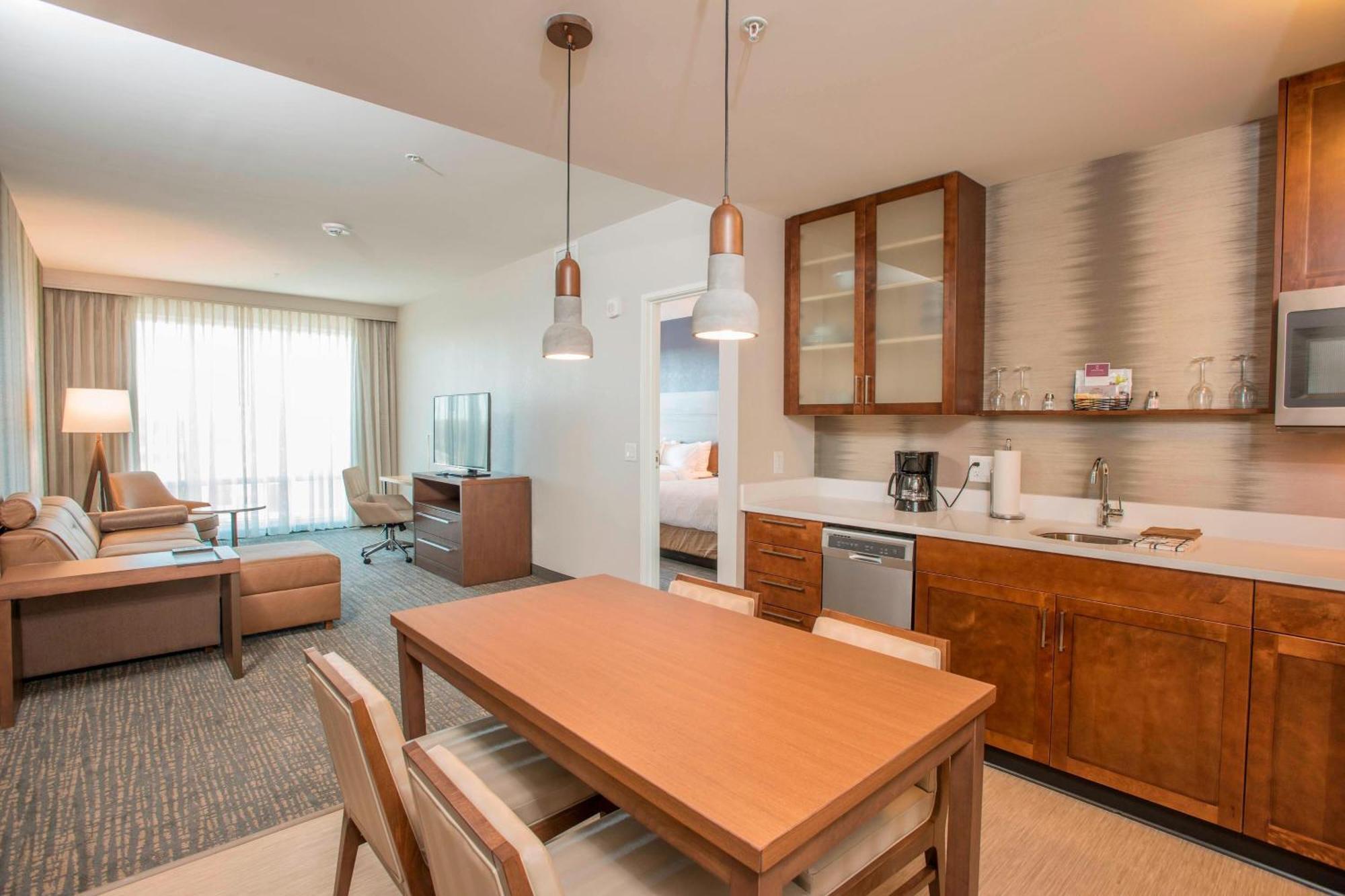 Deluxe Queen Suite