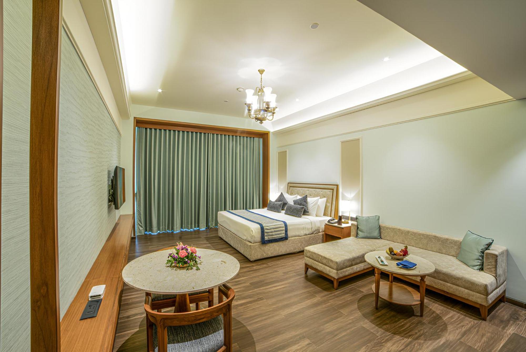 Executive Room King Bed Pool View