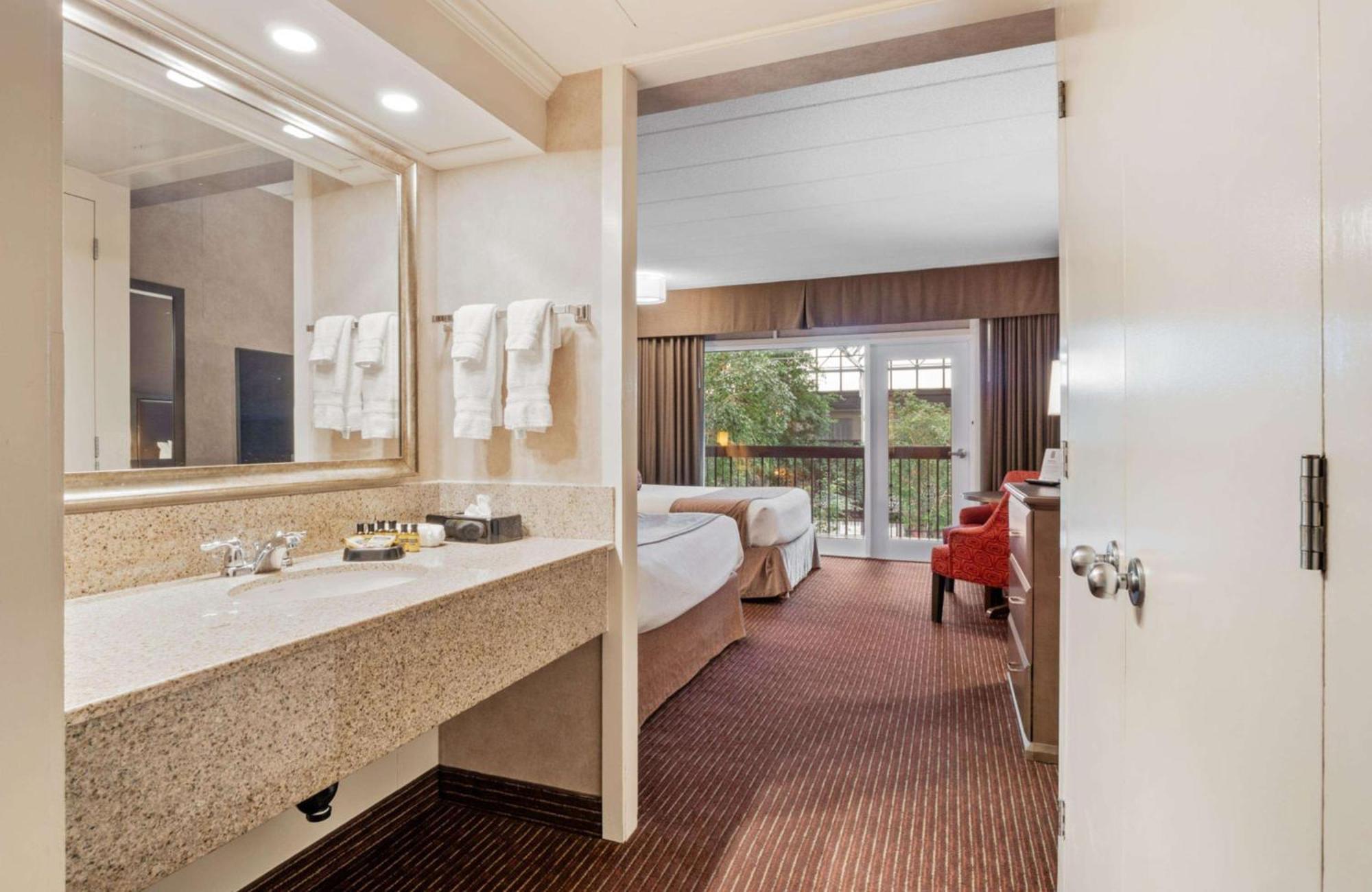 Queen Room Two Queen Beds Courtyard View