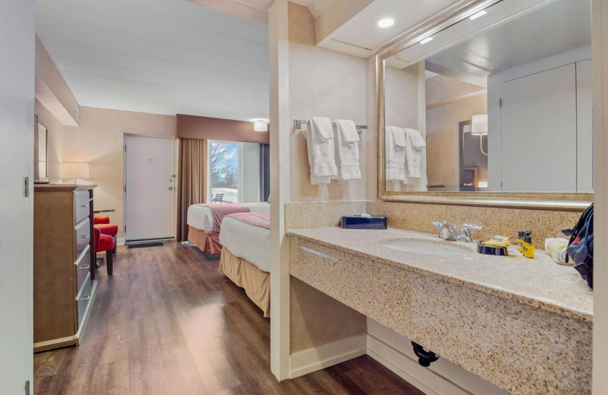 Corner Queen Room Two Queen Beds Non-Smoking