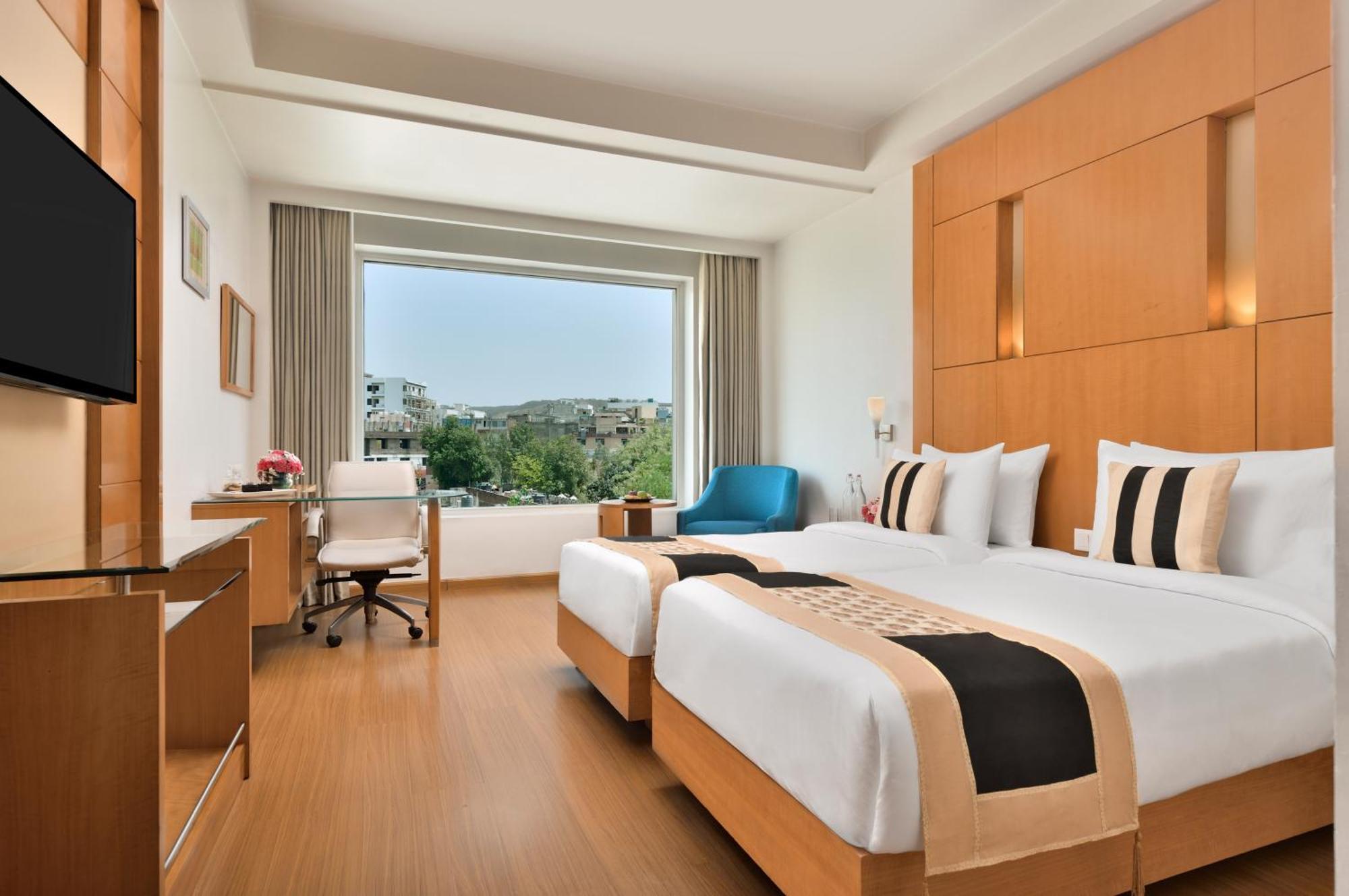 Club Twin Non-Smoking Room: Complimentary 4 pcs laundry/night (T&C apply), complimentary minibar/ night, Buy One Get One at Fire Ball Bar(11AM - 8PM) on House Brand, 20% off on F&Soft Beverages and Spa, Early Checkin by 2 hrs (Subject to AV)