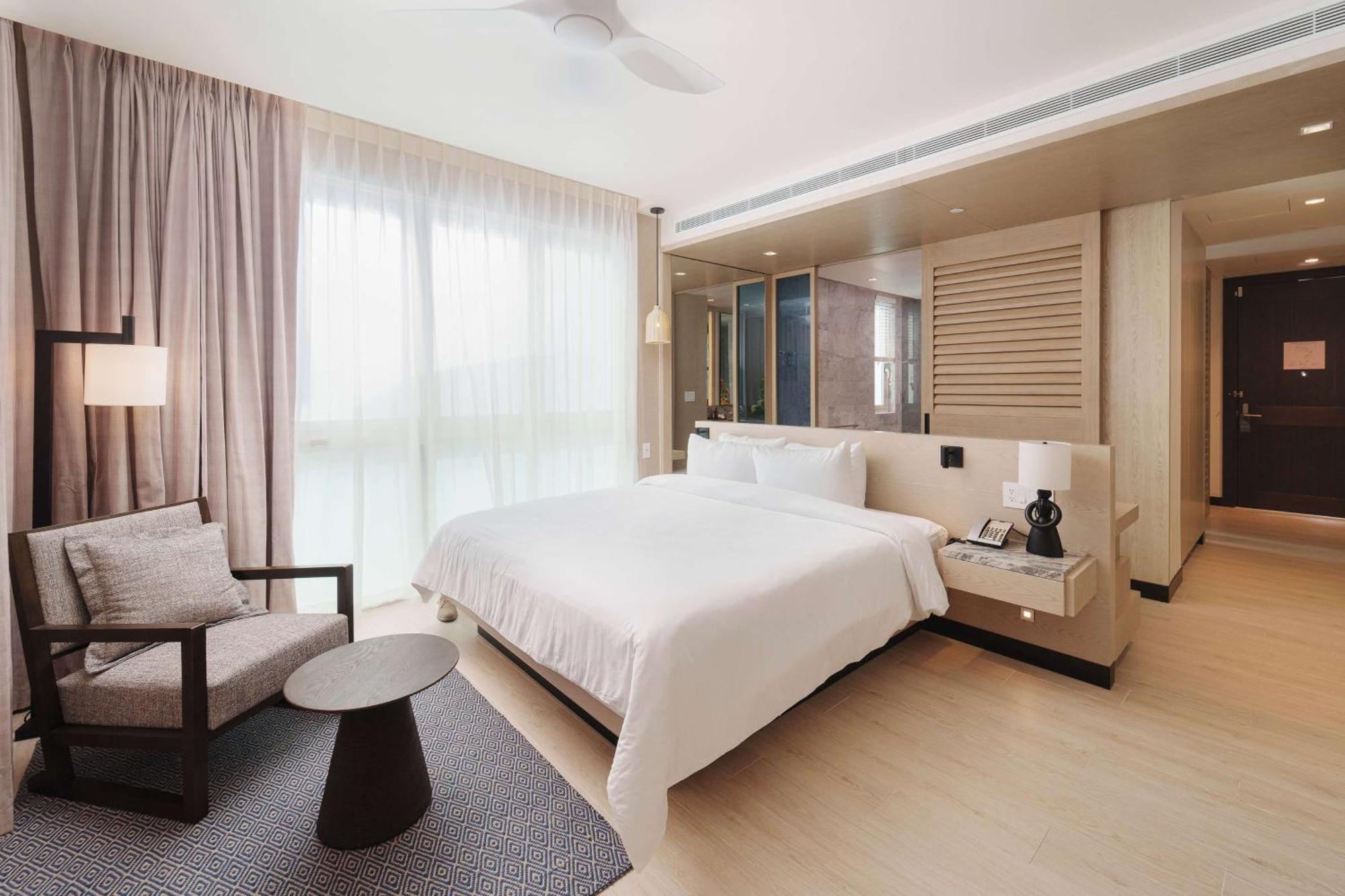 Deluxe Zimmer mit Kingsize-Bett und Blick auf das Resort