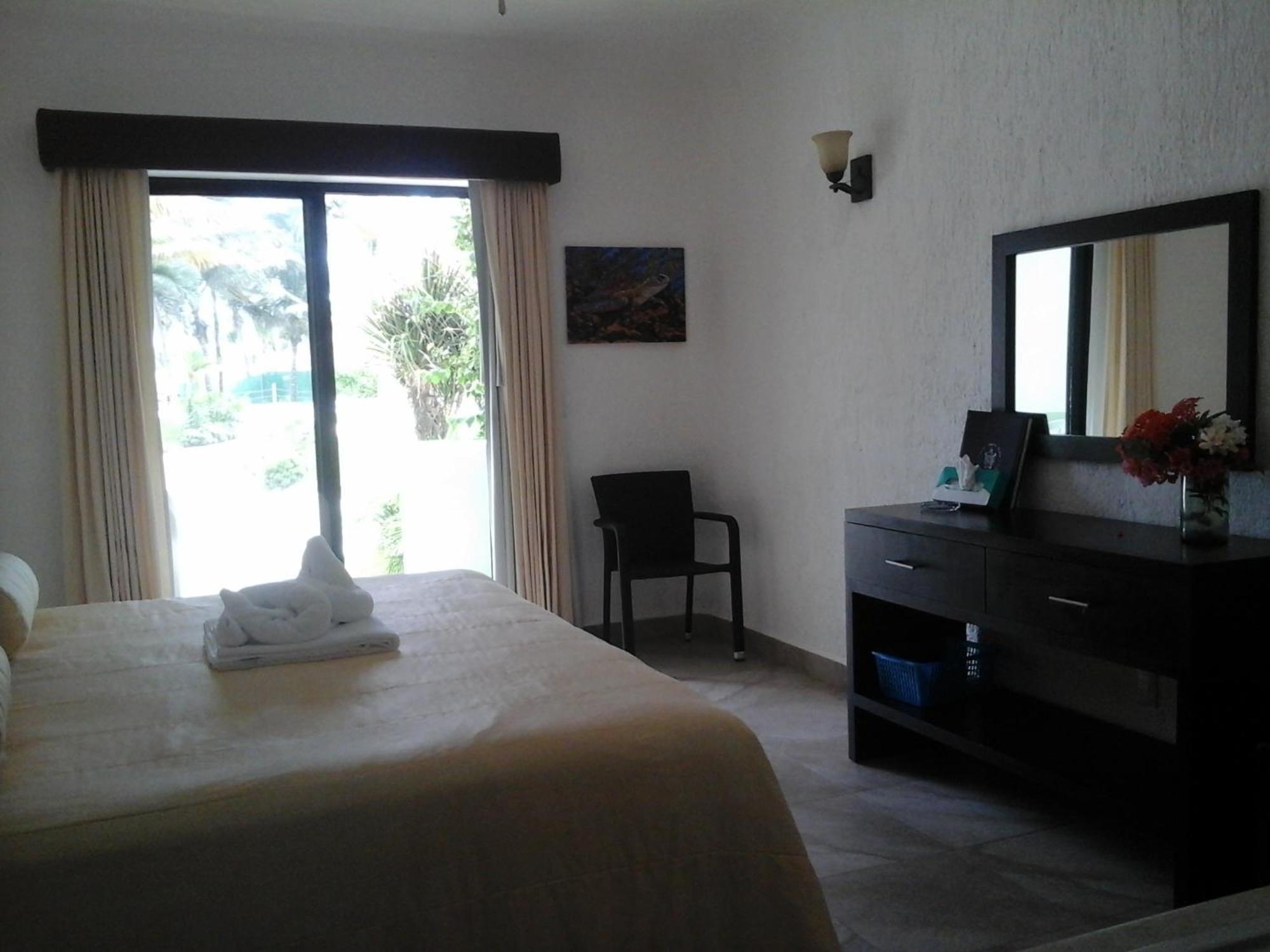 Habitación con cama extragrande frente al mar