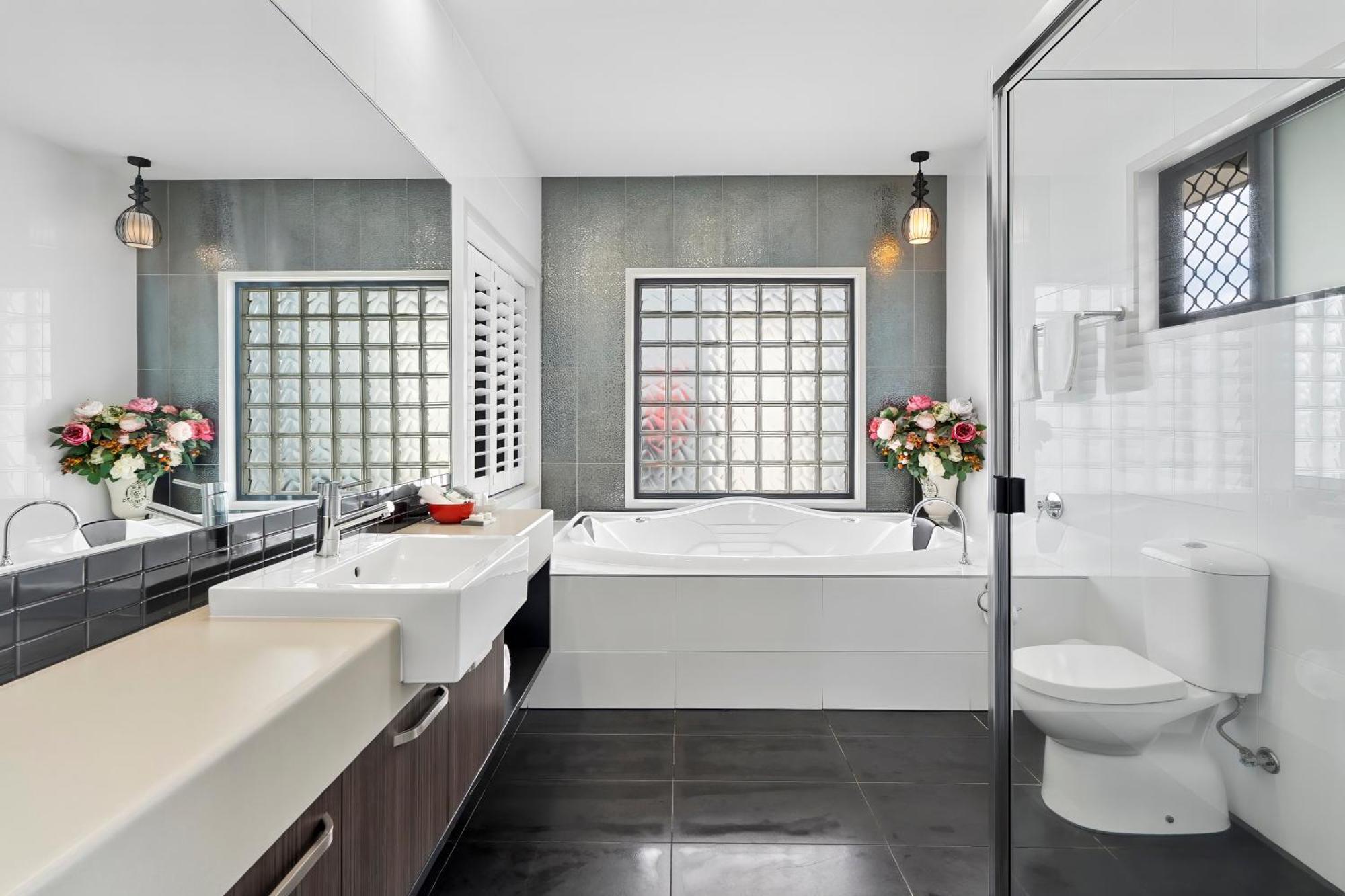 Large King Room with Whirlpool - Non Smoking/Ground floor