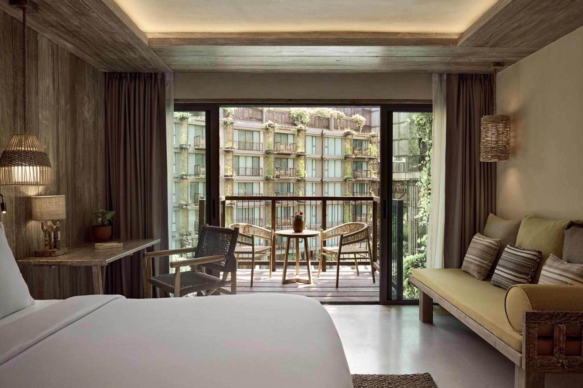 Premium Zimmer mit Kingsize-Bett und Poolblick
