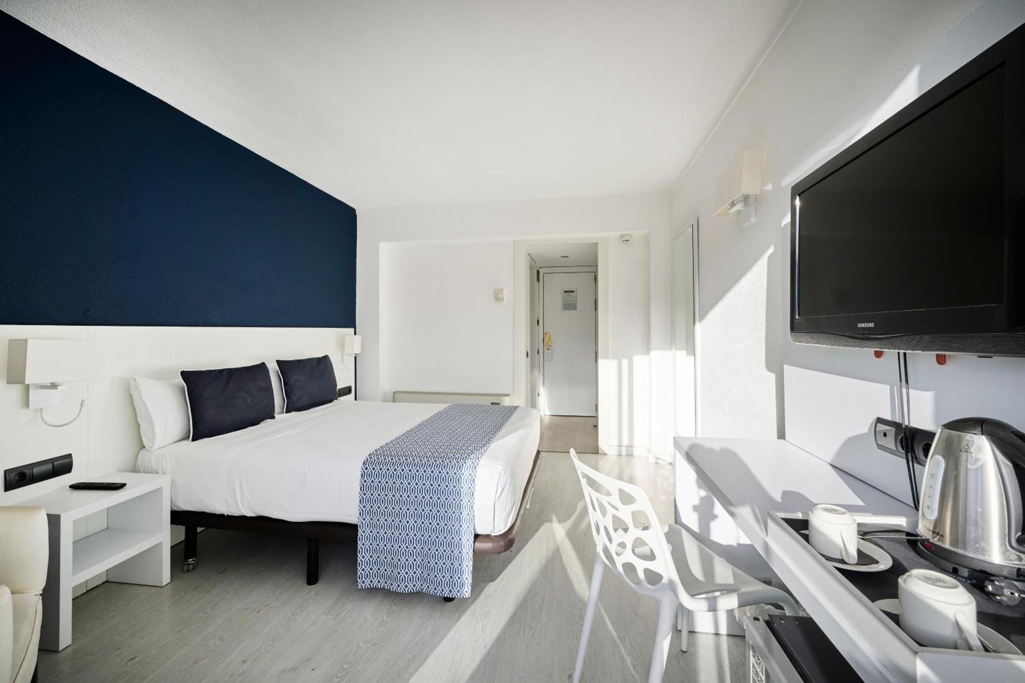 Habitación Doble con terraza y vistas a la piscina