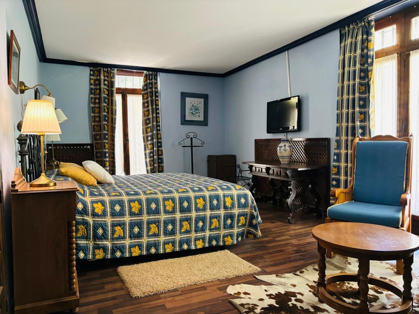 Suite con cama grande y balcón