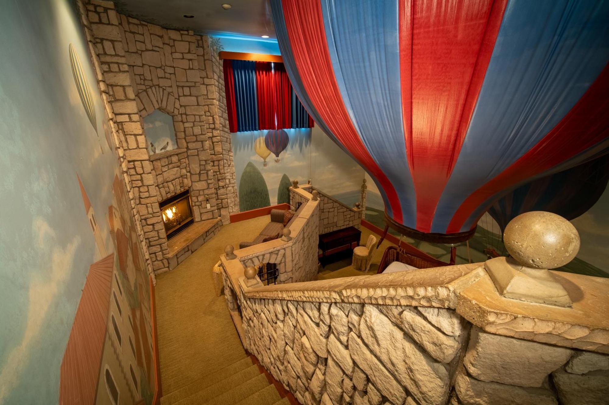Flights Of Fantasy Queen Suite Spa Bath Fireplace