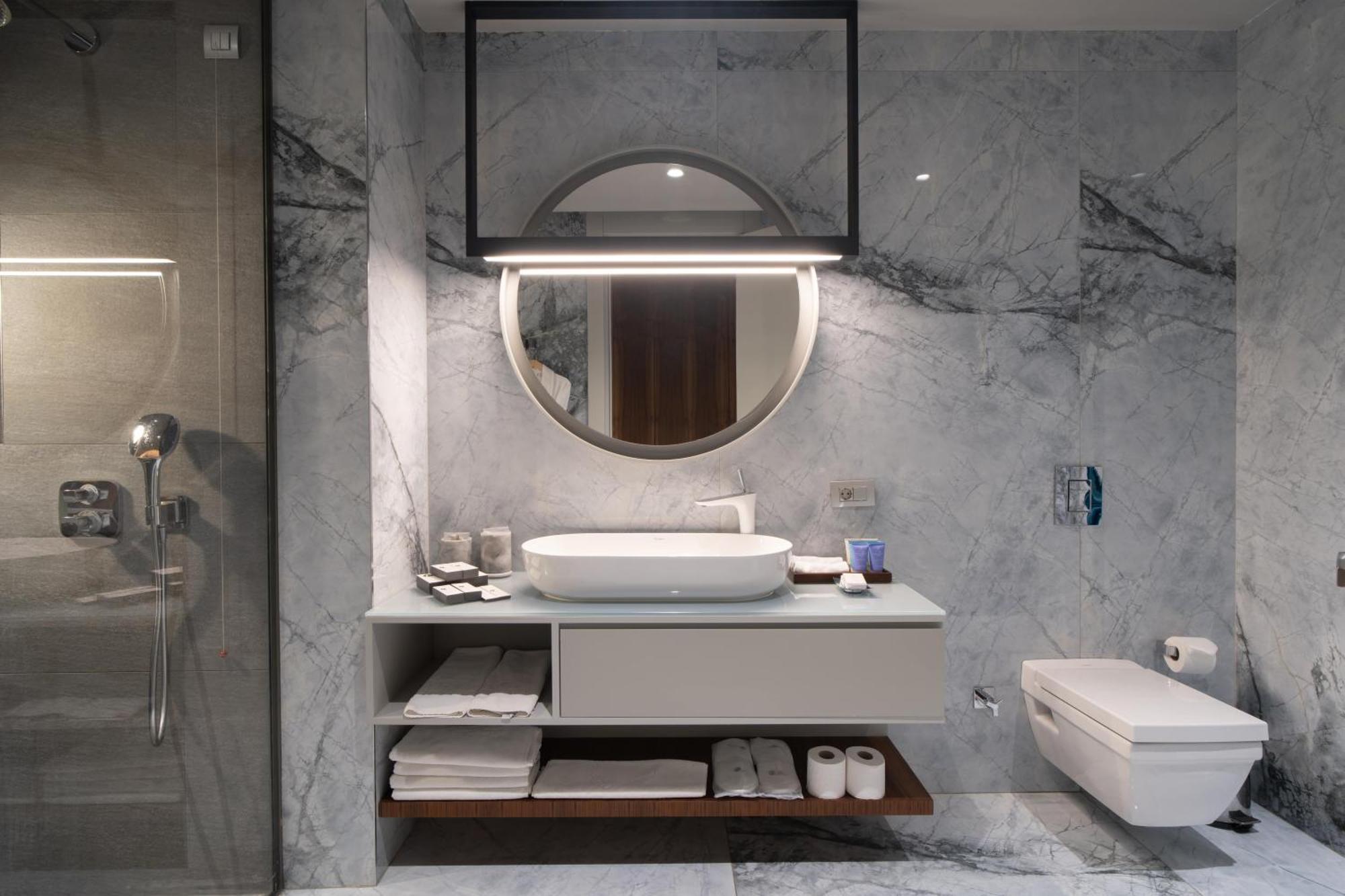 Deluxe Room with Swim Up Pool