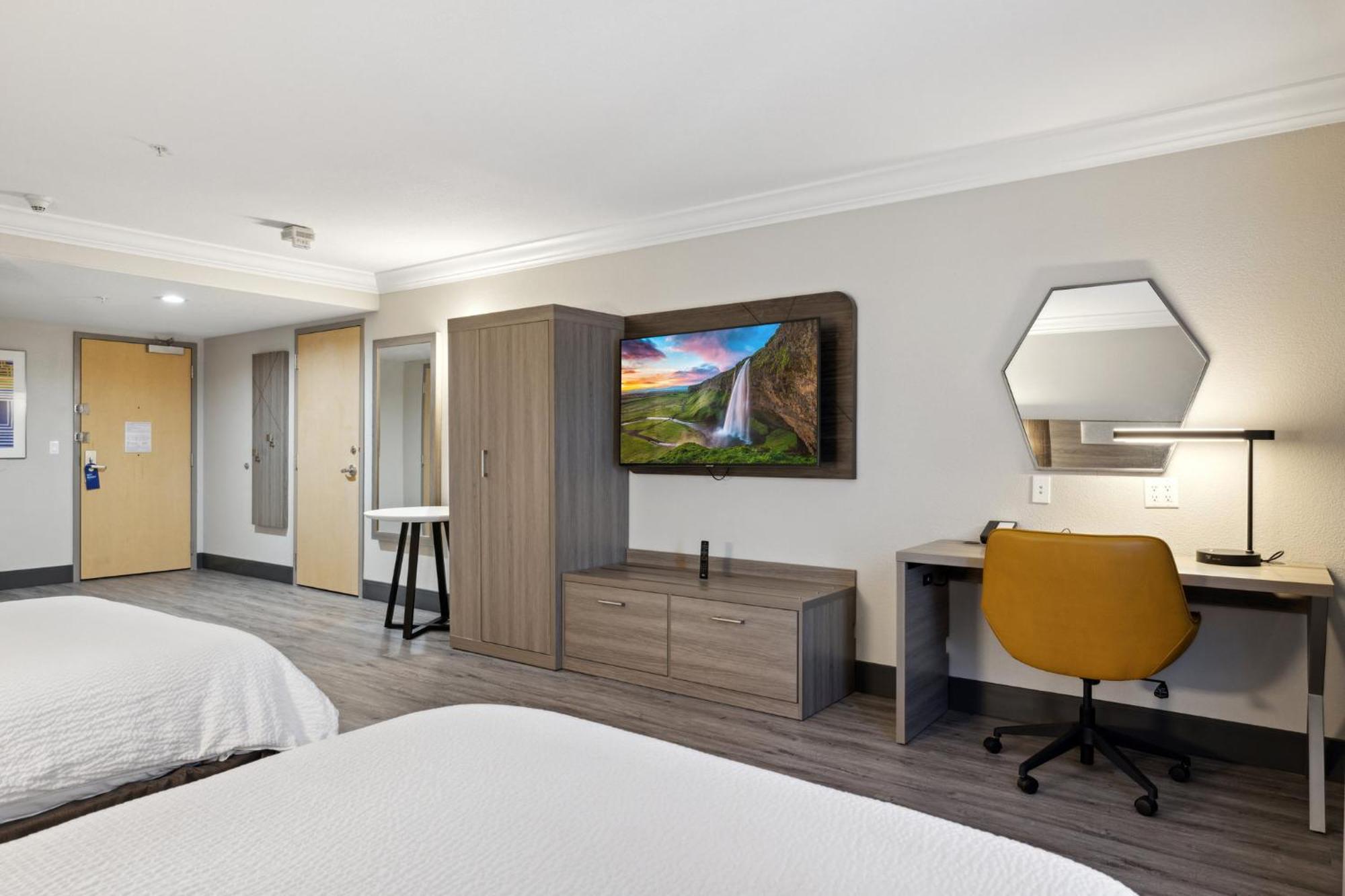 Queen Room with Two Queen Beds - Mobility Access Tub/Non-Smoking