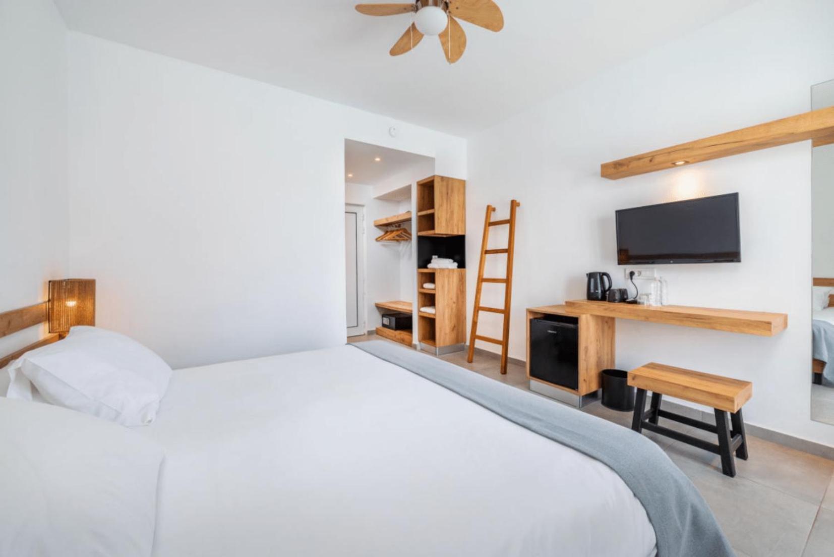 Zweibettzimmer mit Poolblick